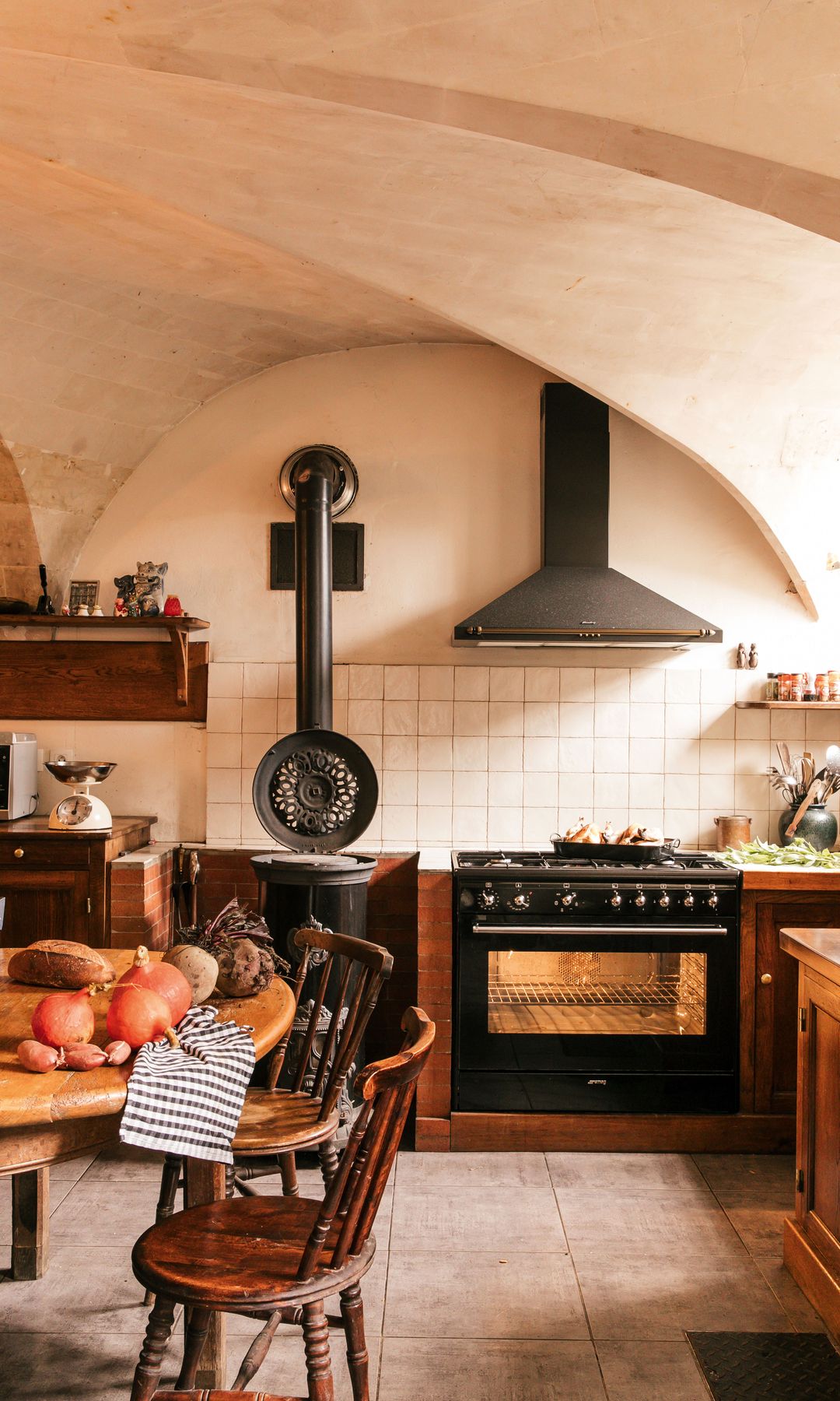 Un rincón de la cocina. En la mesa, algunos de los productos que cultivan en su propia huerta