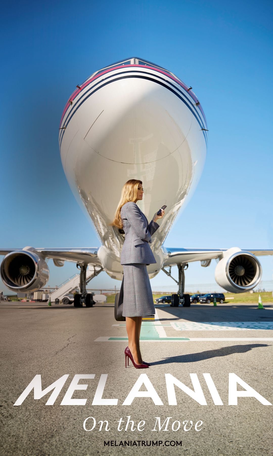 Melania Trump posando delante de un avión