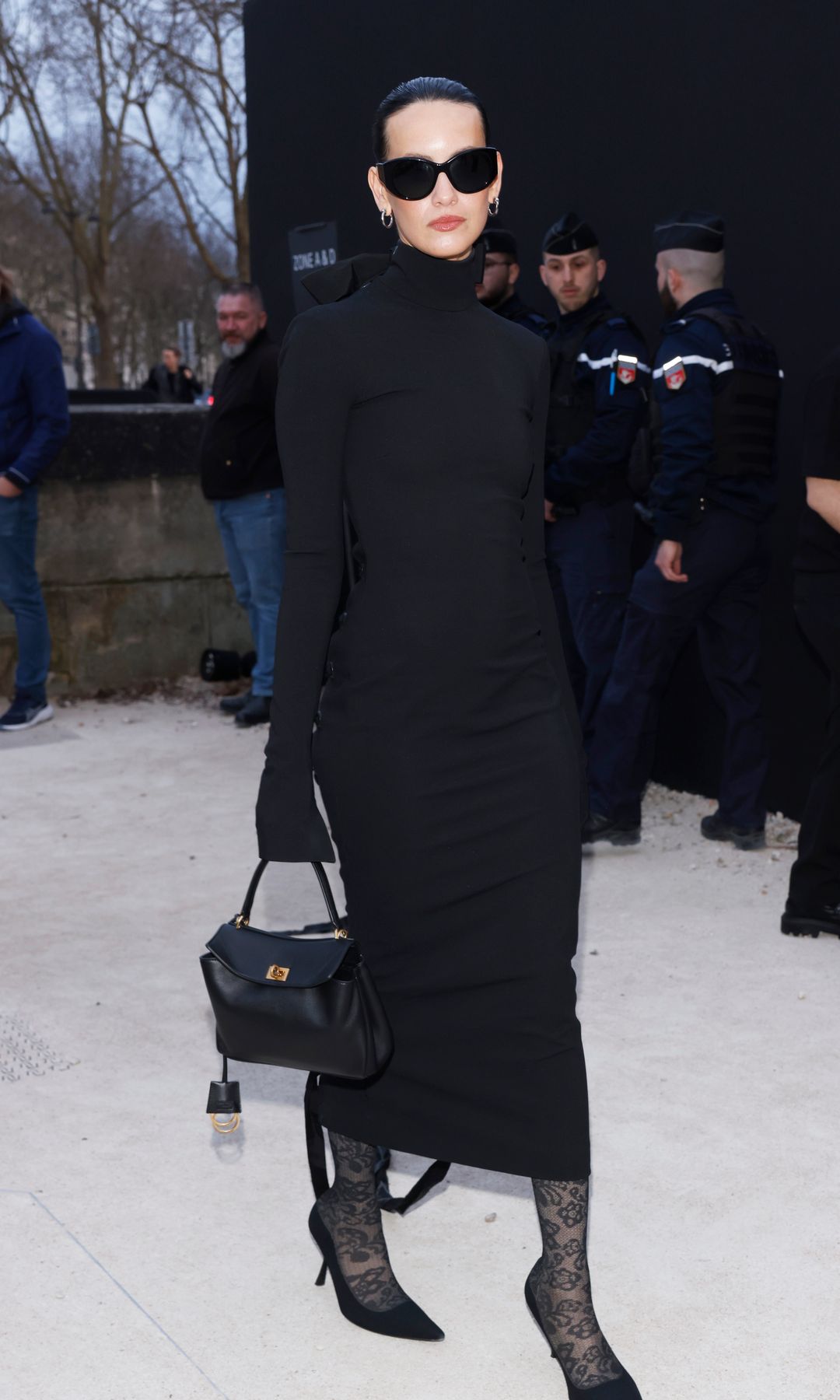 Milena Smit asiste al desfile de moda femenina Otoño/Invierno 2025-2026 de Balenciaga como parte de la Semana de la Moda de París en Les Invalides el 09 de marzo de 2025 en París, Francia.