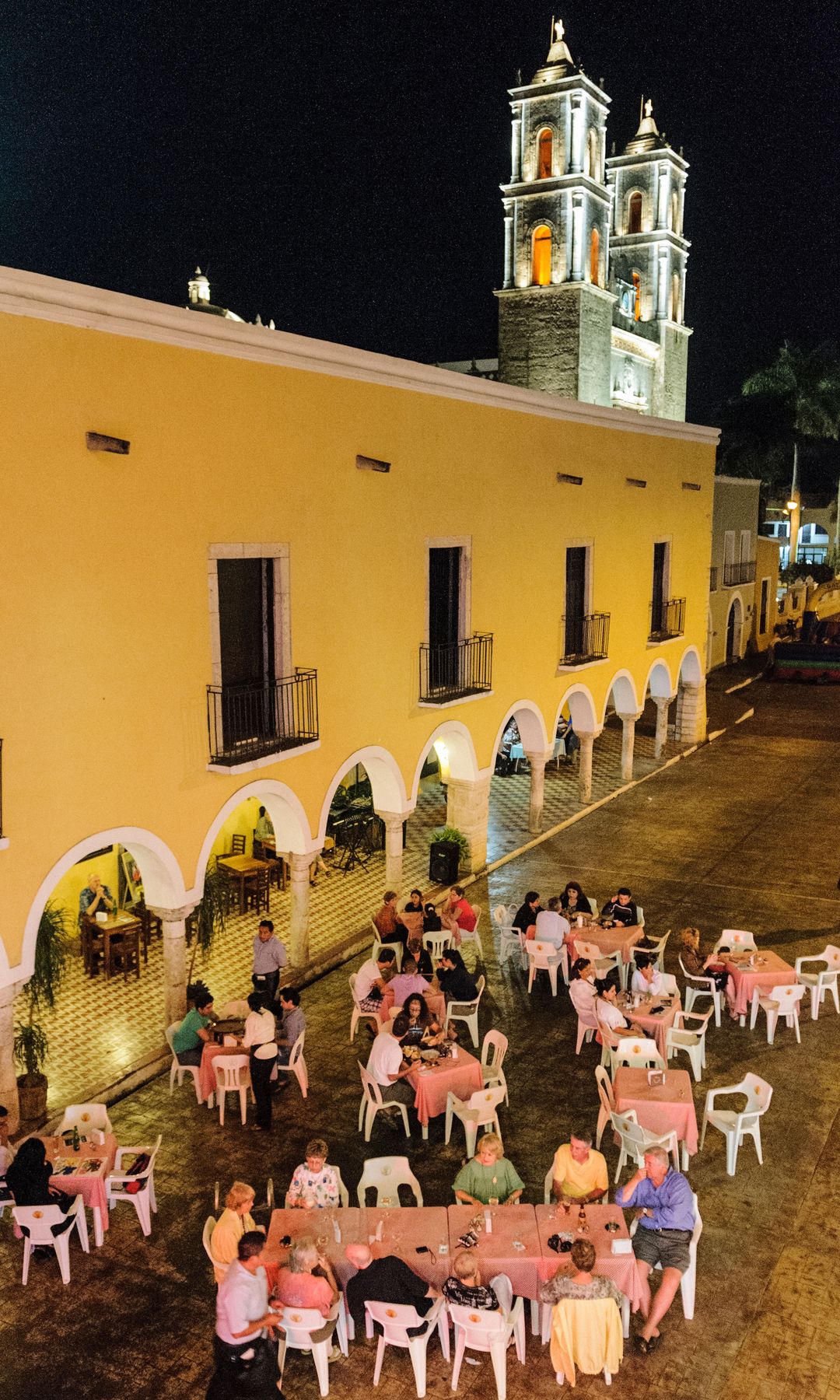 En las inmediaciones del zócalo, hay restaurantes donde comer o cenar. En la imagen comensales disfrutando de una cena, al fondo puede verse la iglesia de San Gervasio.