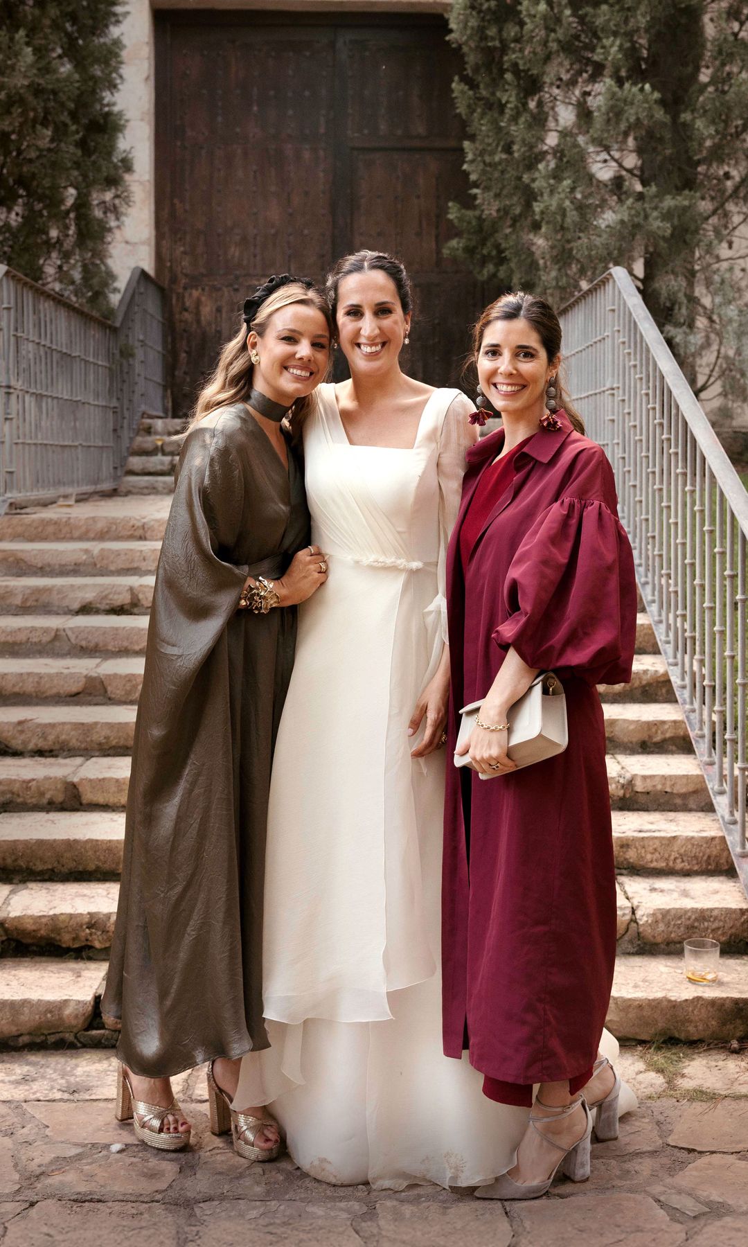 Belén Corsini con Beatriz Lizarriturri y otra invitada a la boda