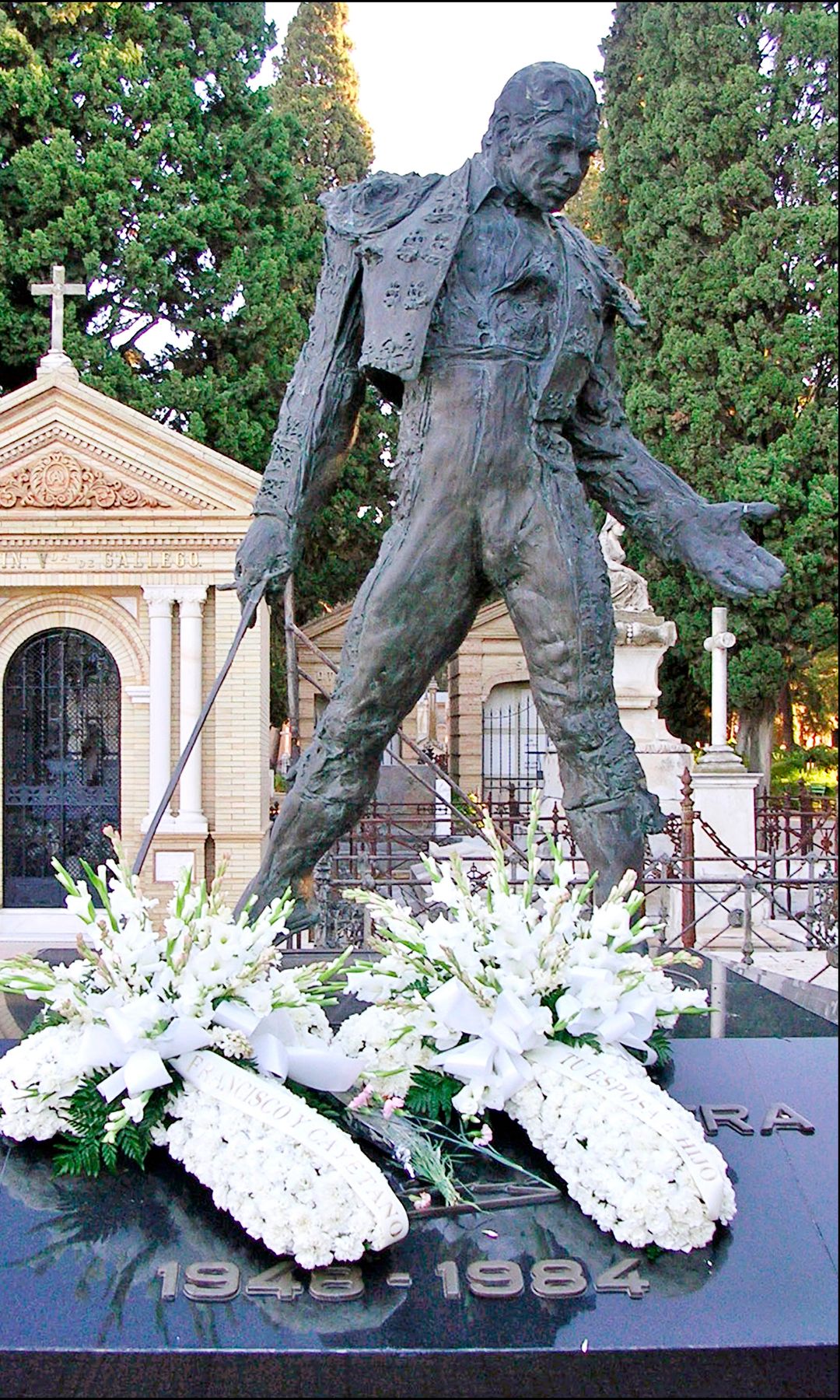 TUMBA Y ESTATUA DEL TORERO FRANCISCO RIVERA "PAQUIRRI" EN EL CEMENTERIO DE SAN FERNANDO DE SEVILLA