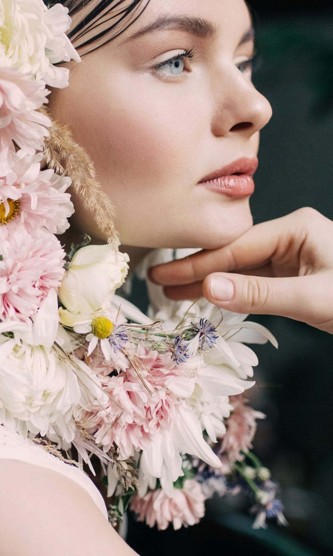 Mujer con flores en la cabeza