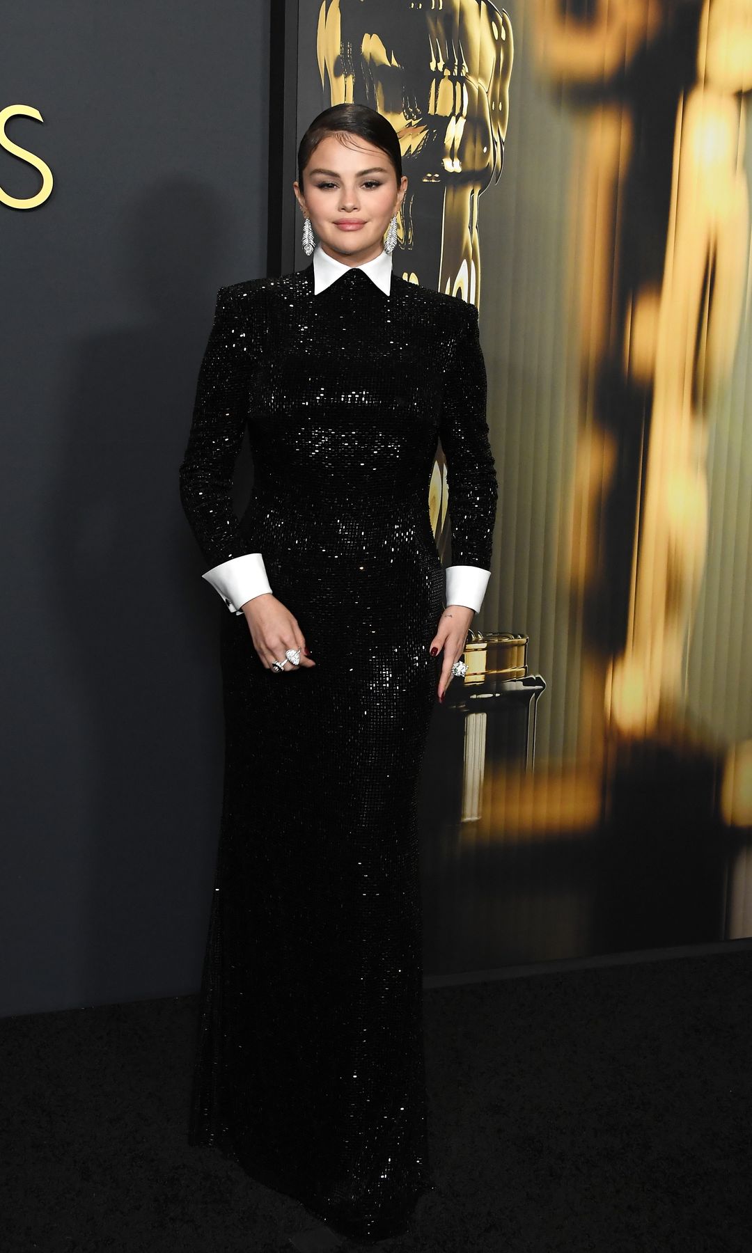 Selena Gomez en los Governors Awards 2024 con vestido de Ralph Lauren y exclusivas joyas