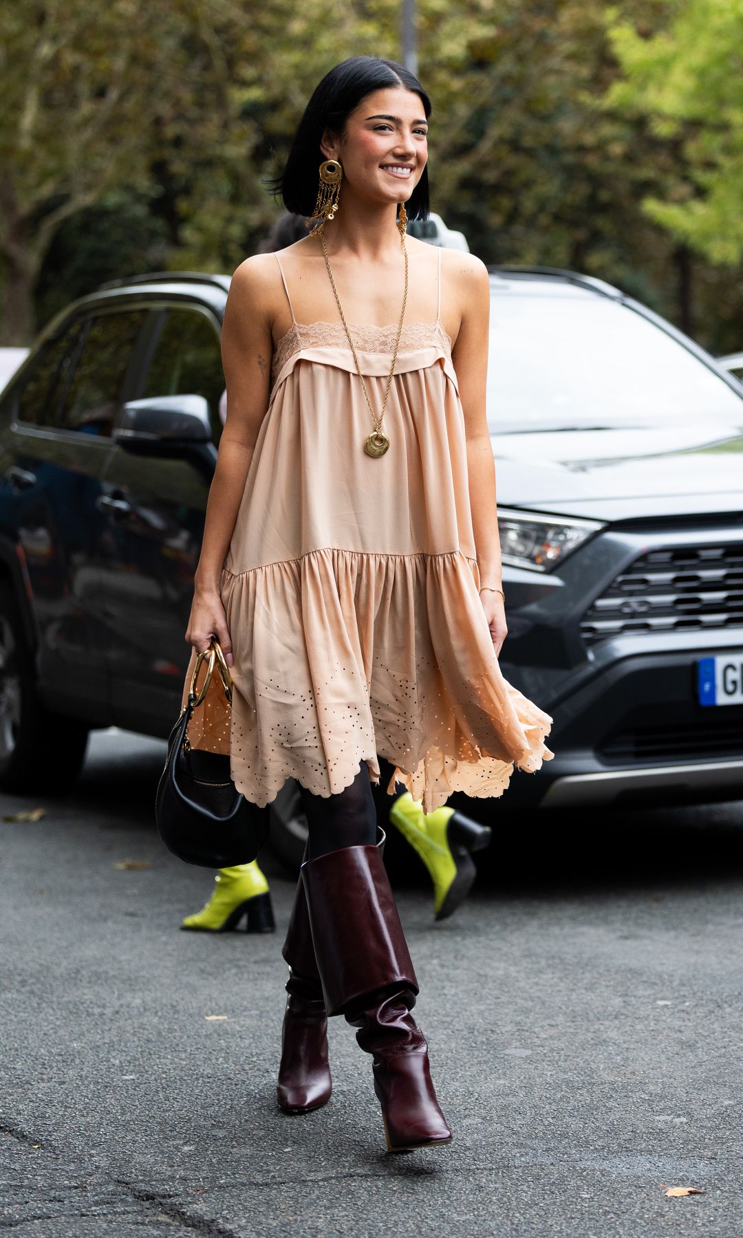 vestido boho rosa palo y botas granates 