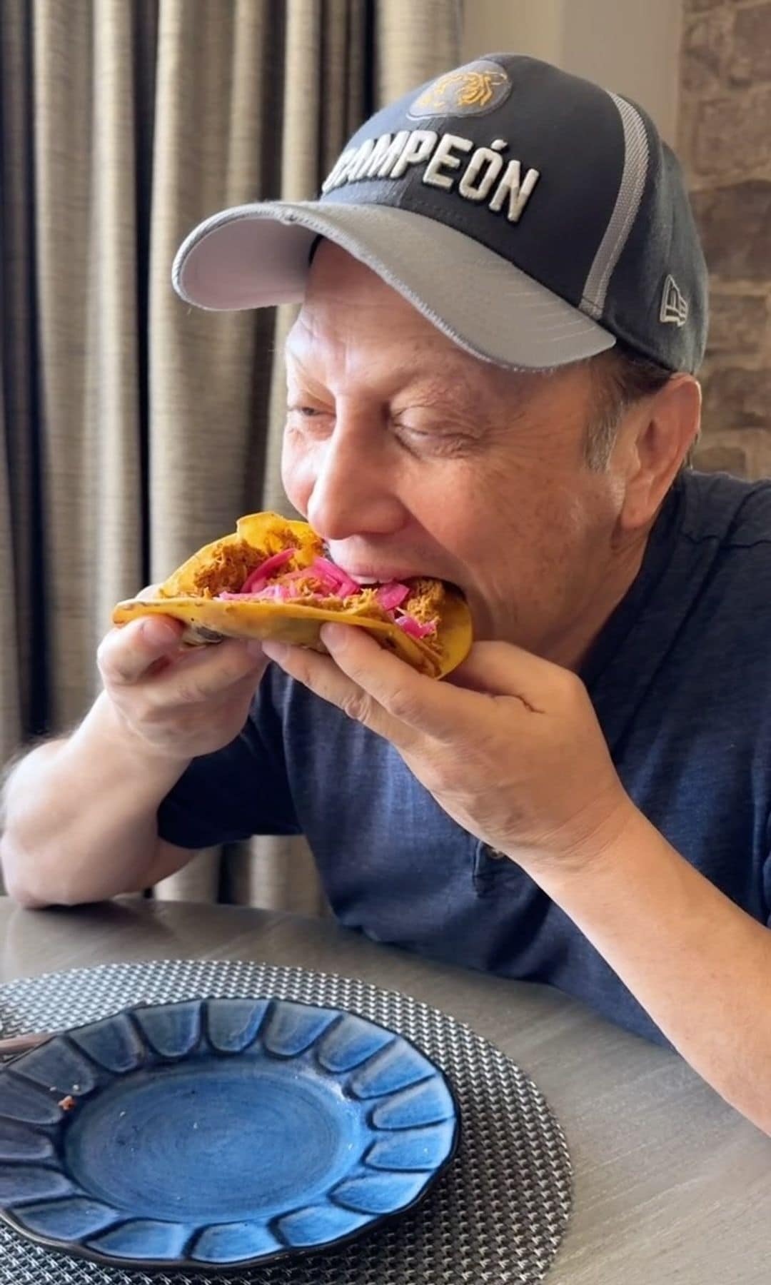 Rob Schneider comiendo panuchos