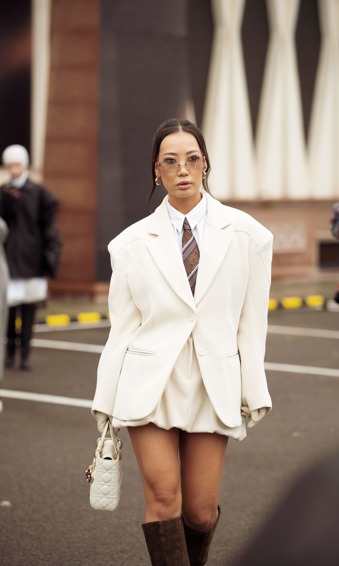 Blazer blanca oversize con falda globo y botas altas