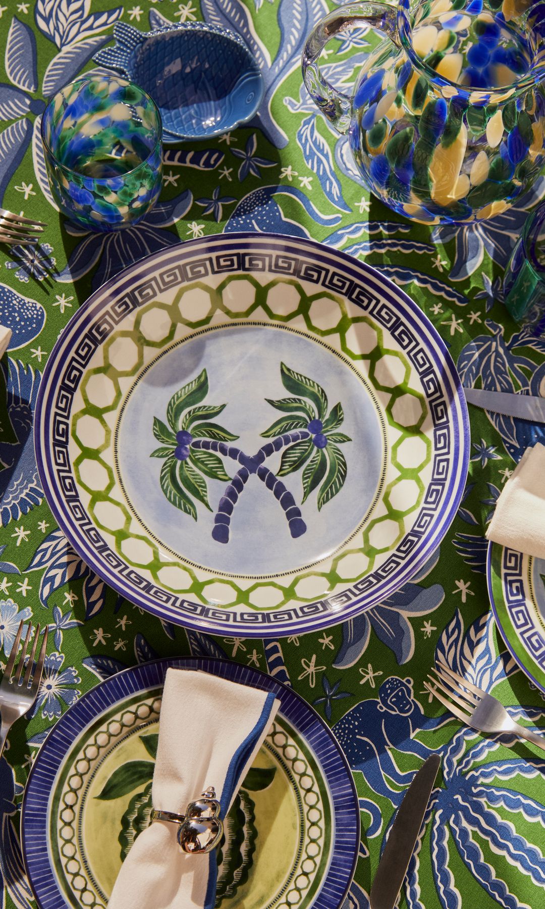 Platos decorados con palmeras en tonos azules y verdes