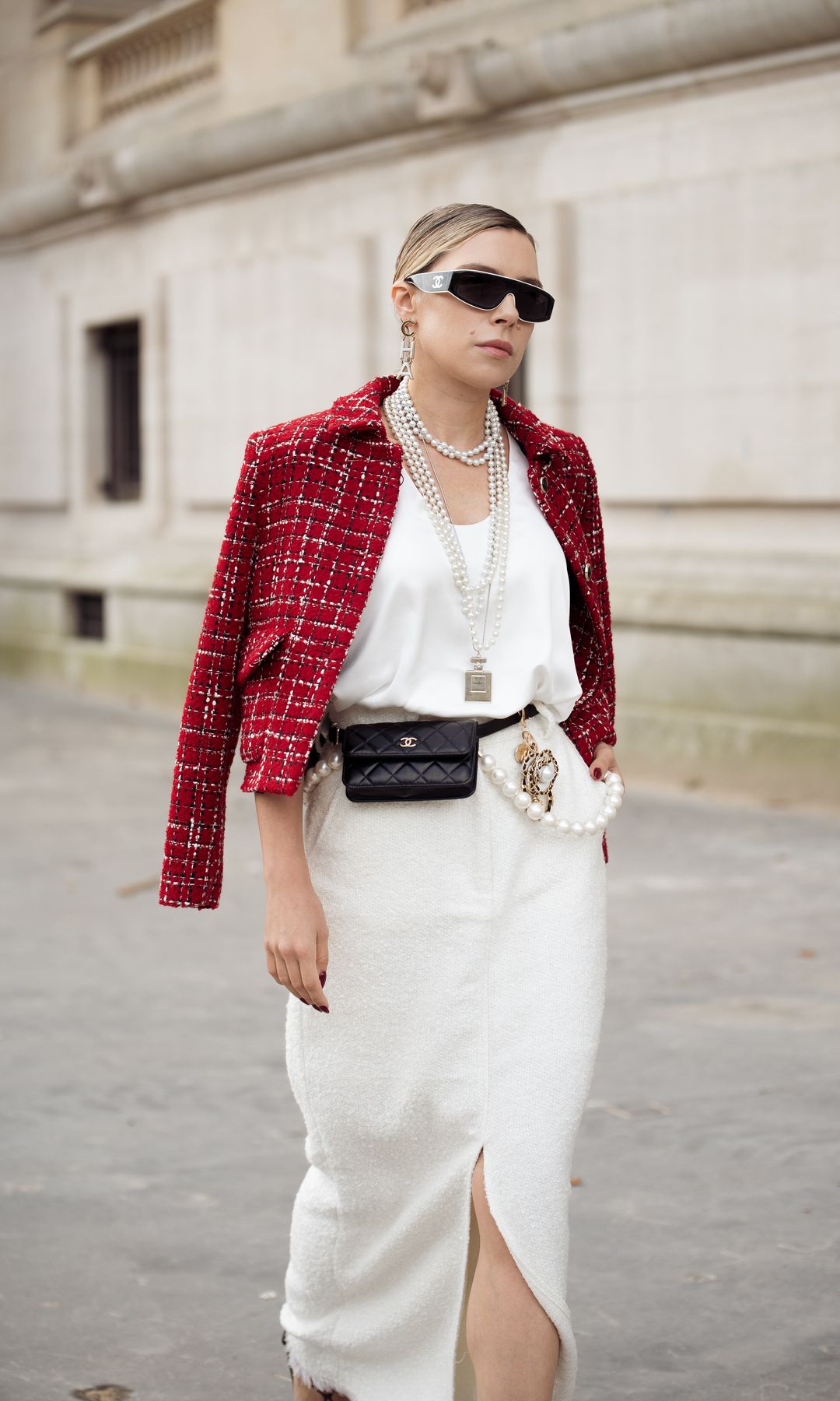 total look blanco con chaqueta roja y collar de perlas en cascada