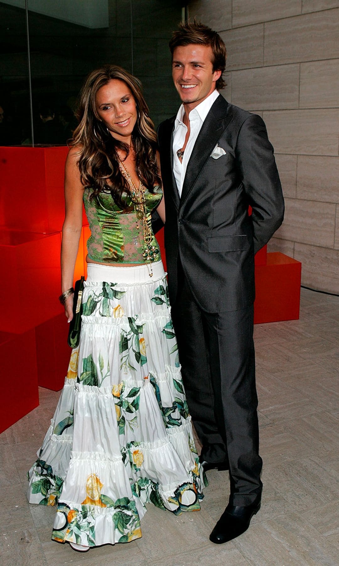 Victoria y David Beckham look hippie falda flores y corset