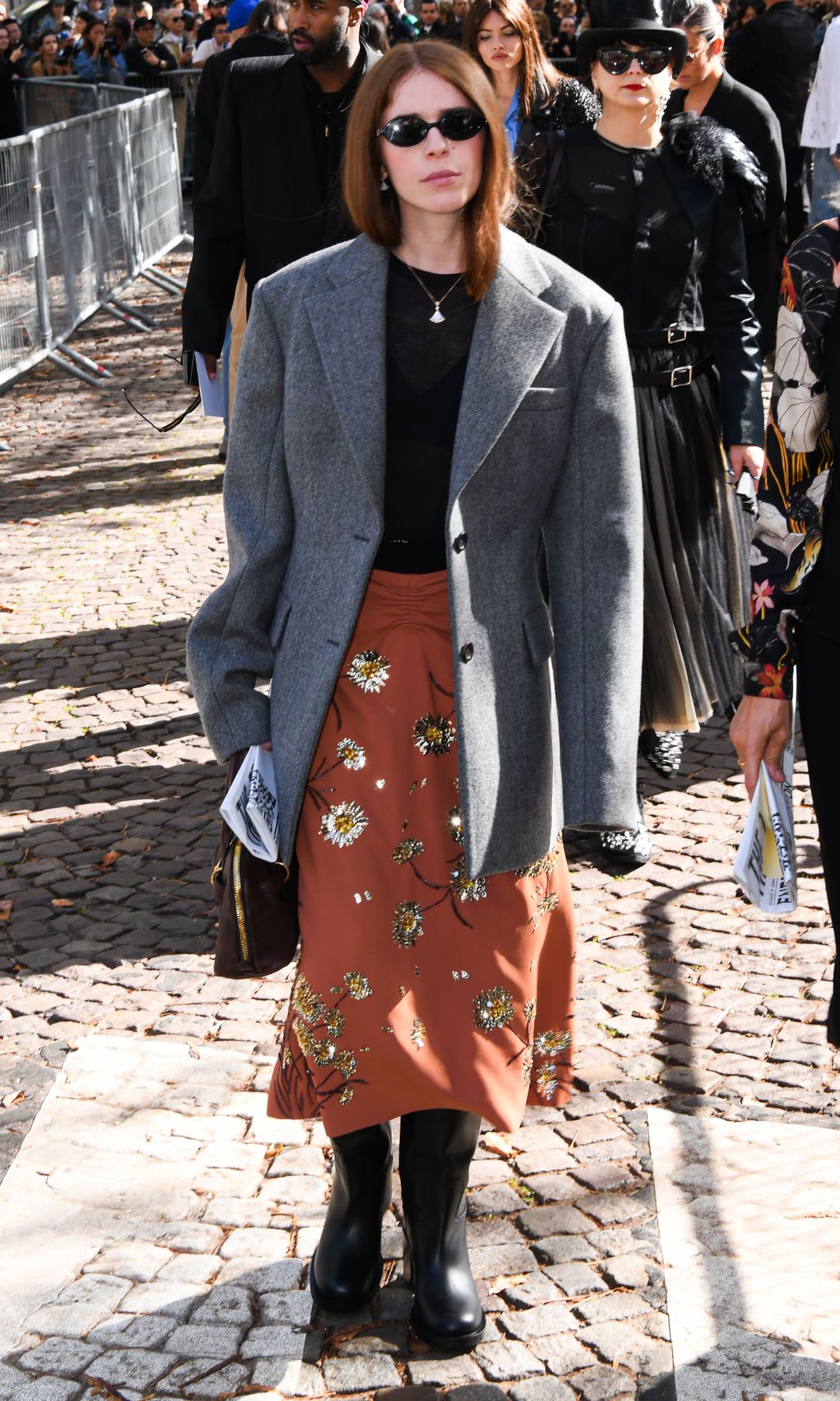 blazer gris con falda color teja con detalles de flores 