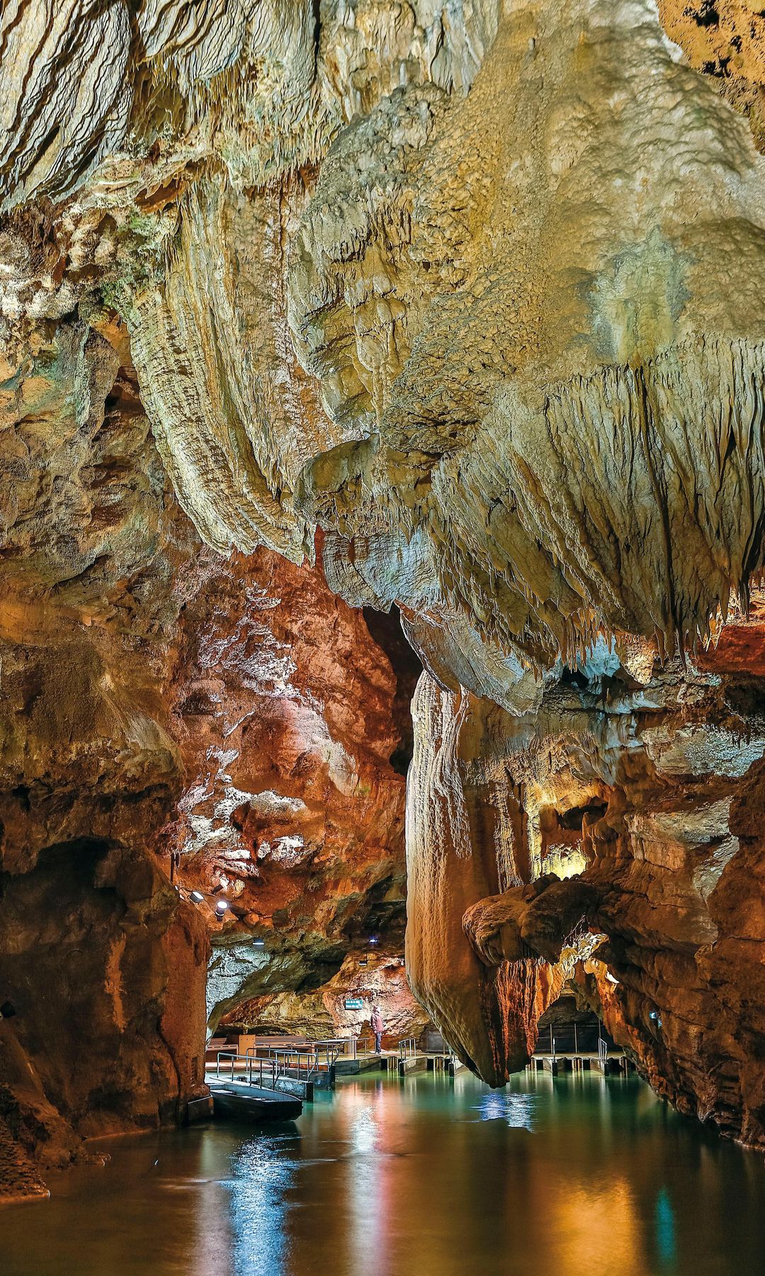 Barcas en la cueva de Padirac, Parque Regional Causses du Quercy, en el departamento francés de Lot