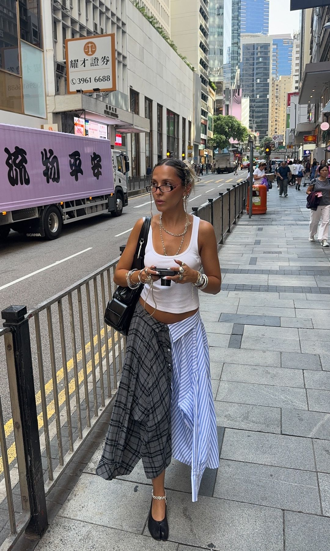 camisas a modo de falda, top blanco y bailarinas de rejilla