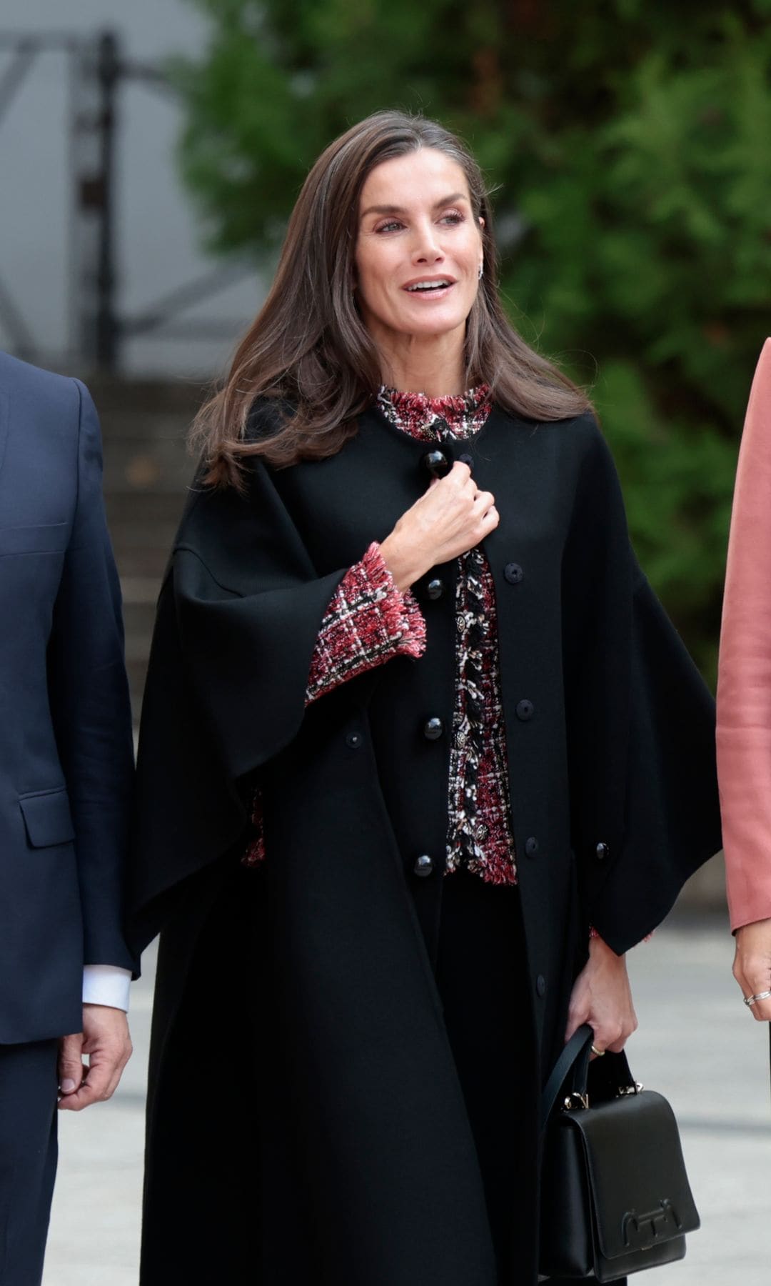 Reina Letizia abrigo negro capa