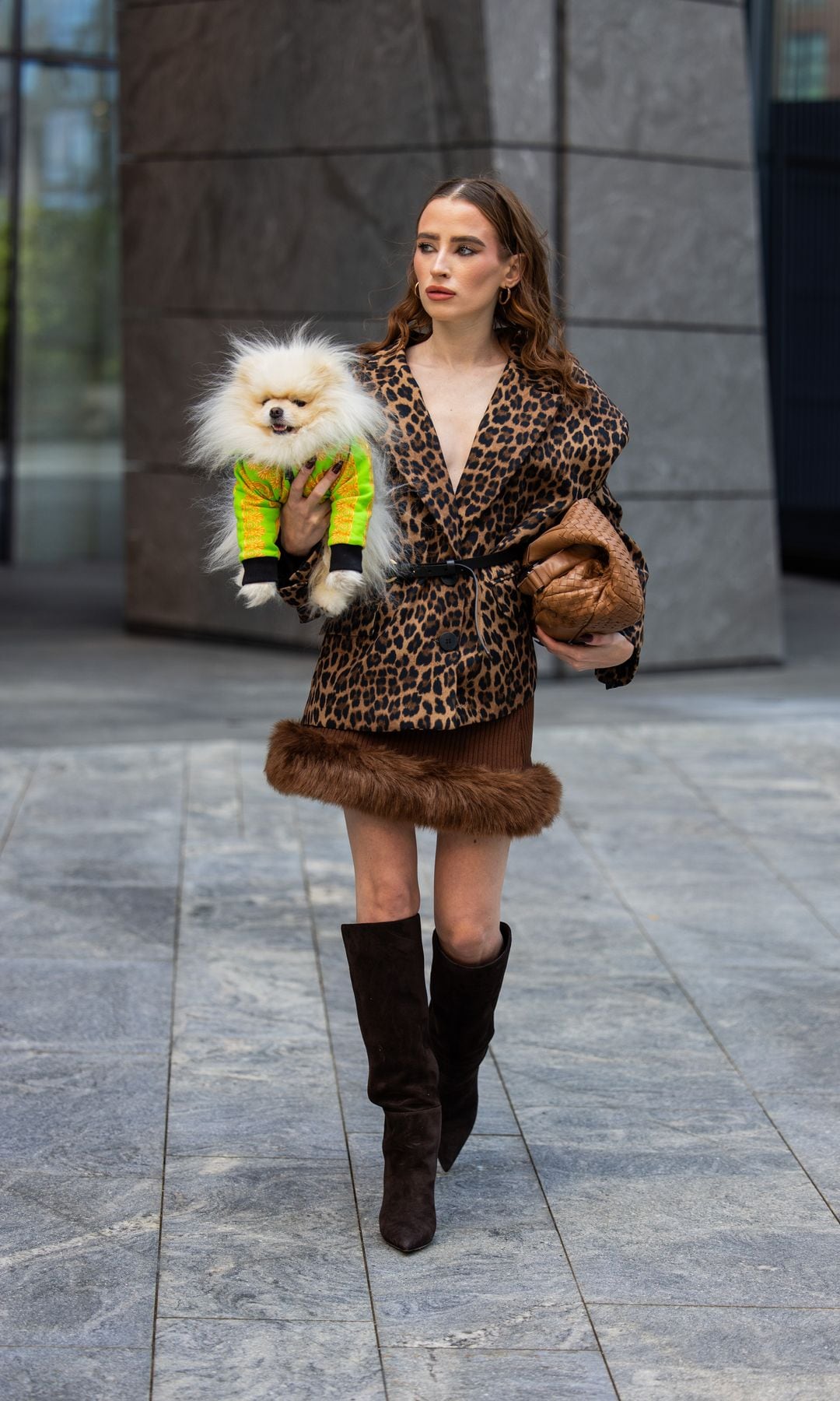 Blazer animal print y botas altas