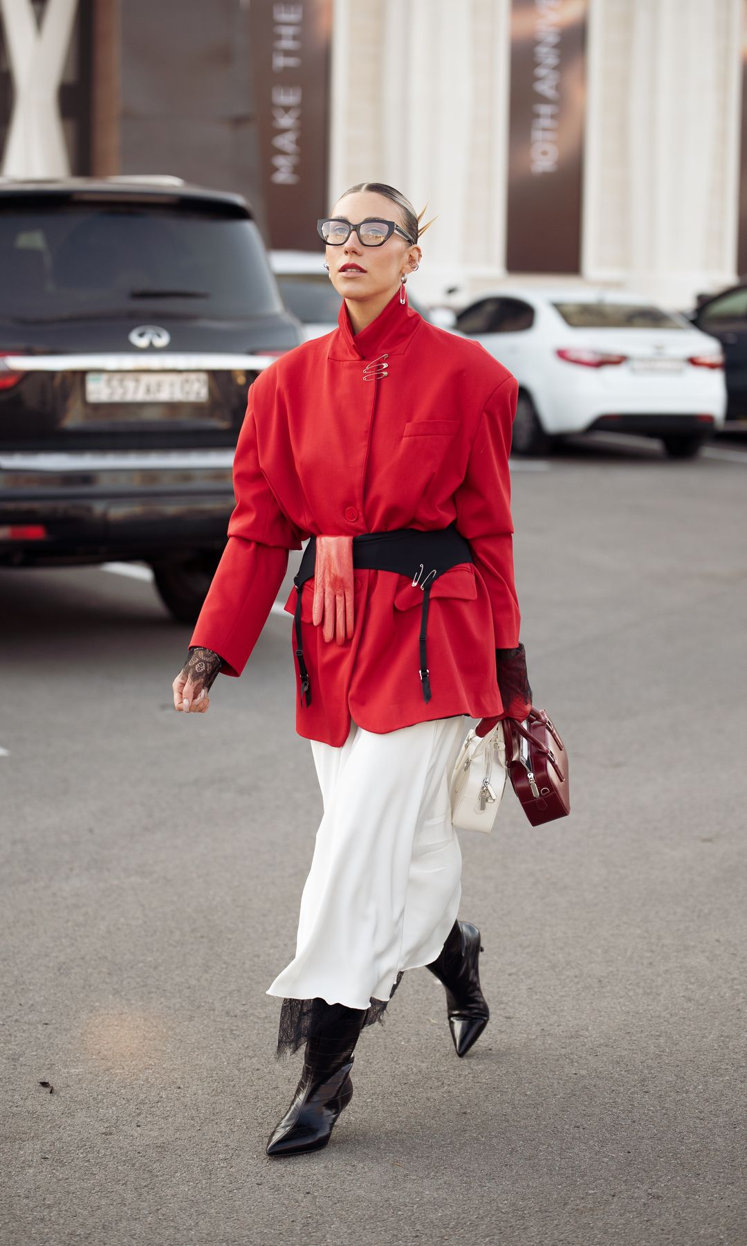 chaqueta roja con accesorios y doble bolso