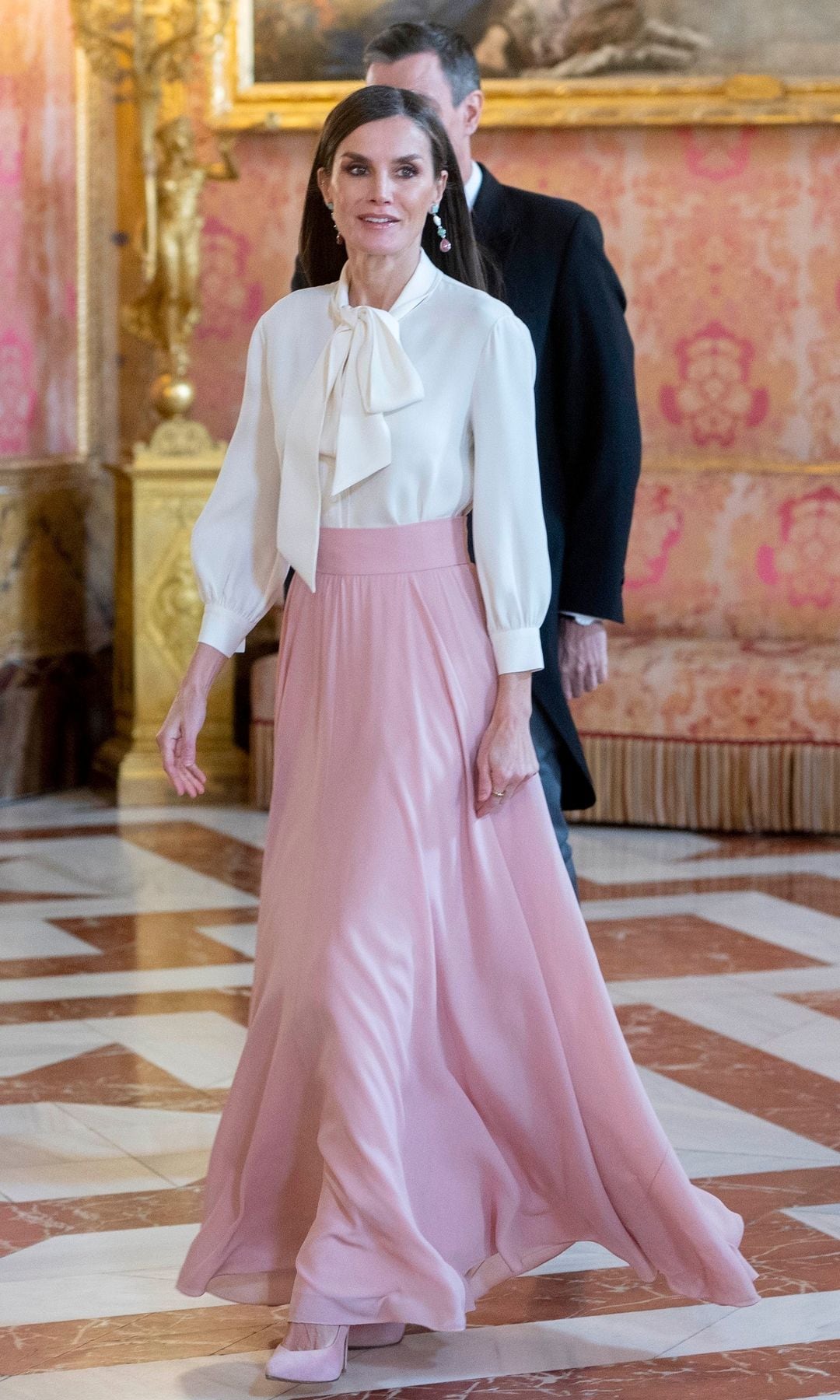 La reina Letizia con un look de camisa blanca y falda larga