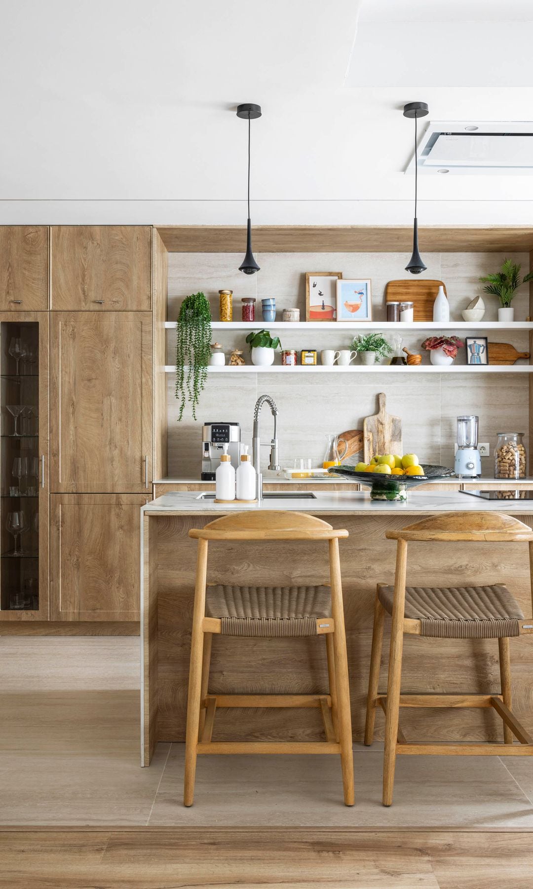 Cocina con estantes y muebles en madera