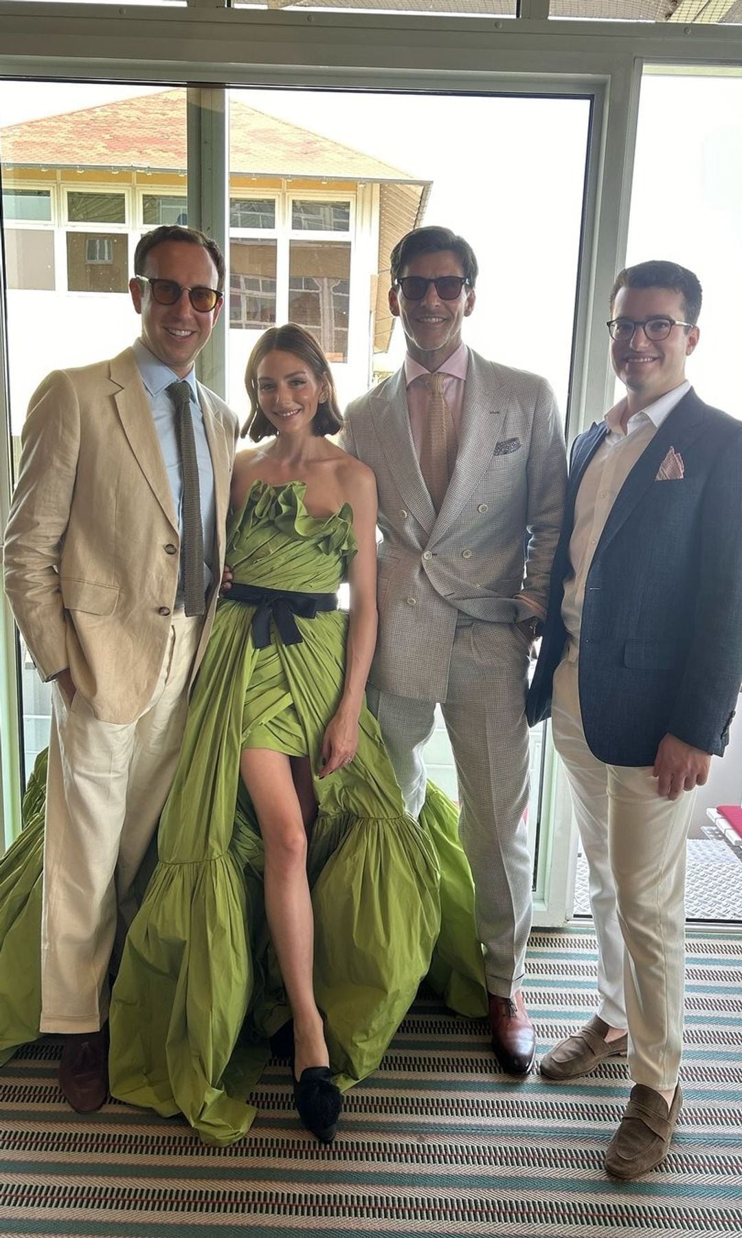 Olivia Palermo y Johannes Huebl con Robbie Shiers y Steven Beltrani en una fiesta