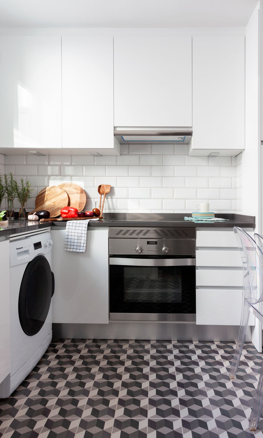 Cocina con muebles en color blanco y suelo en damero