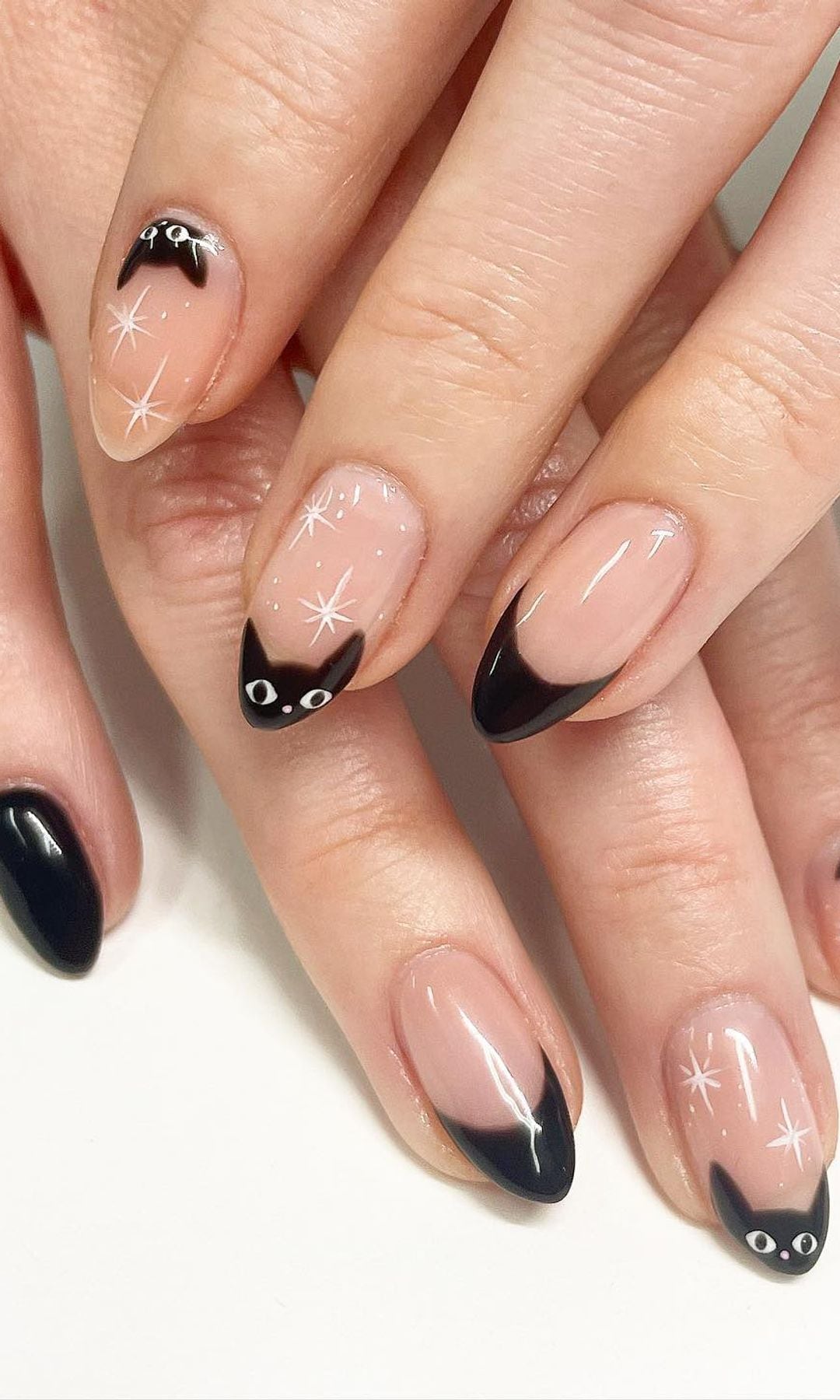 Manicura con gato negro