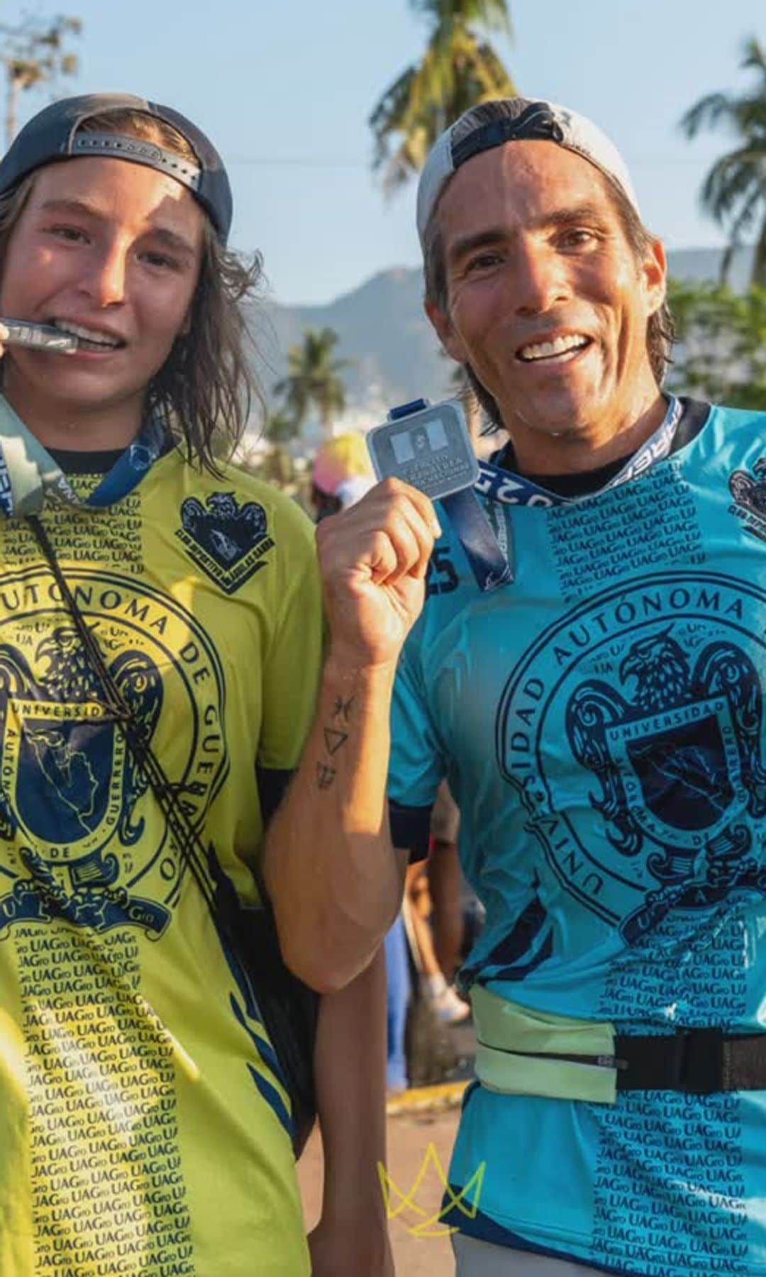 Mateo con su papá participando en una carrera.