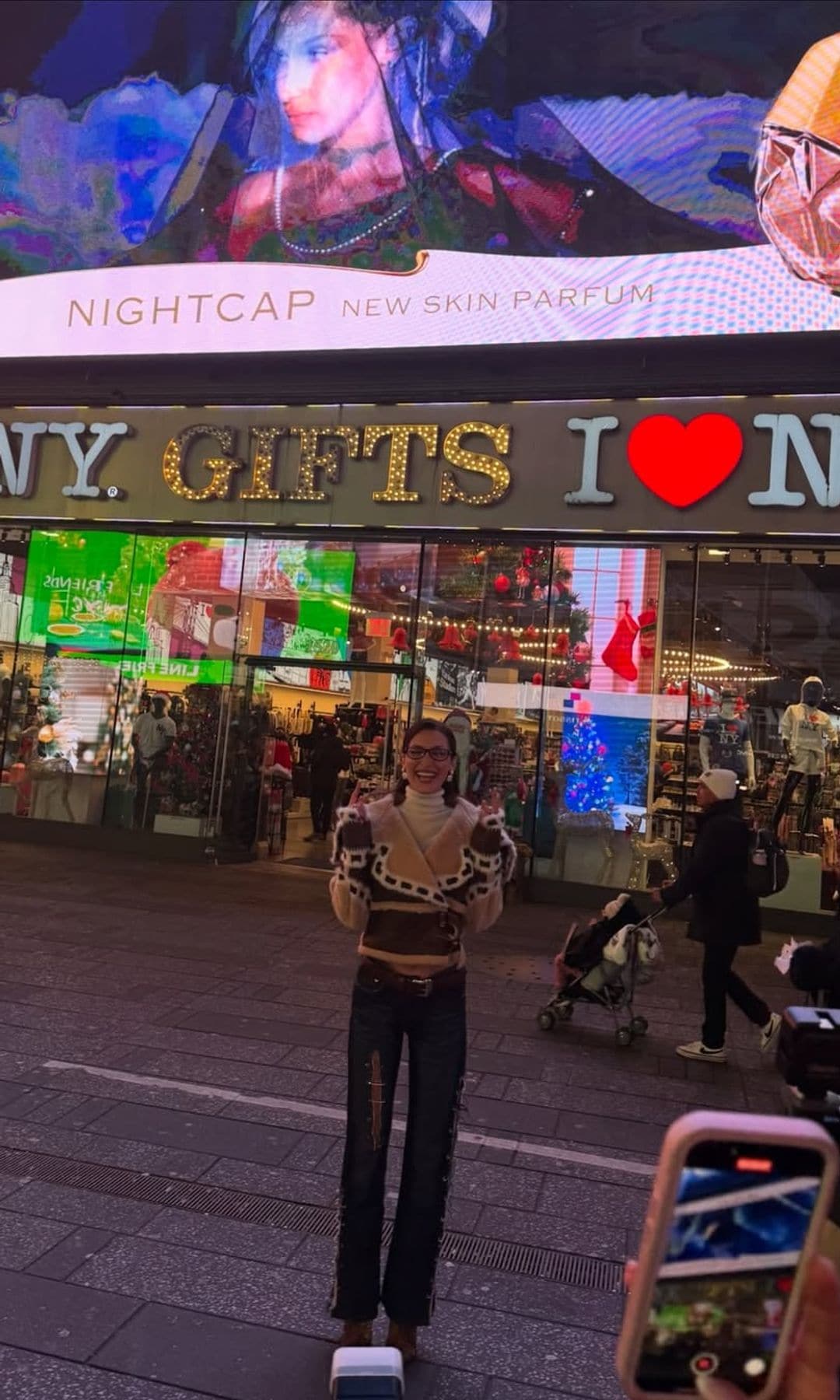 Bella Hadid en Times Square