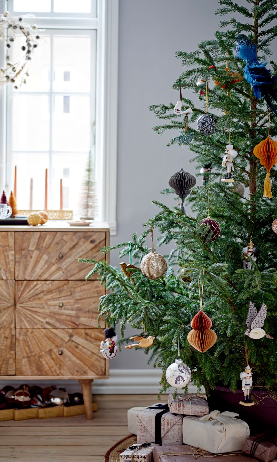 Árbol de Navidad decorado con adornos de papel