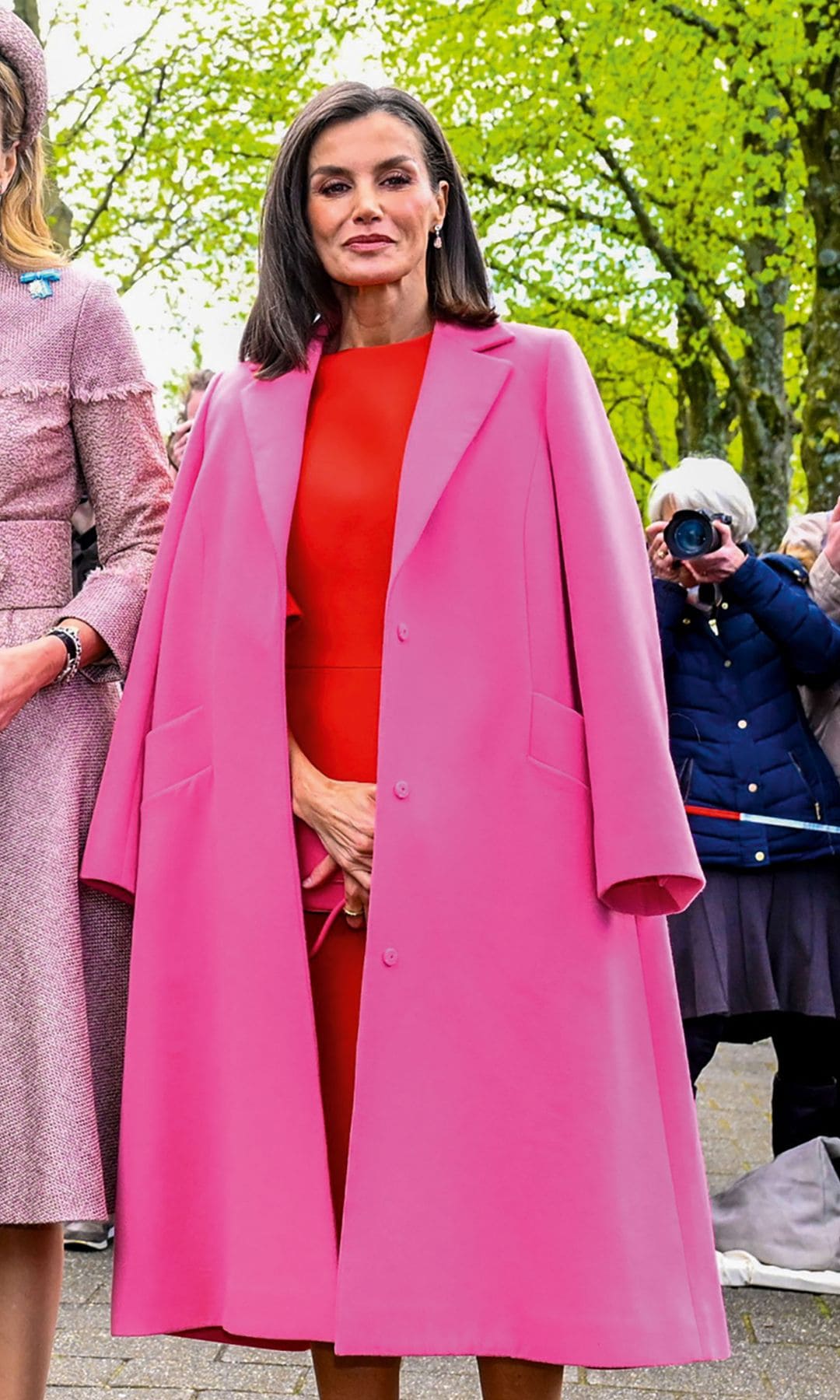 El rojo sigue sigue siendo uno de sus colores elegidos para diversas ocasiones