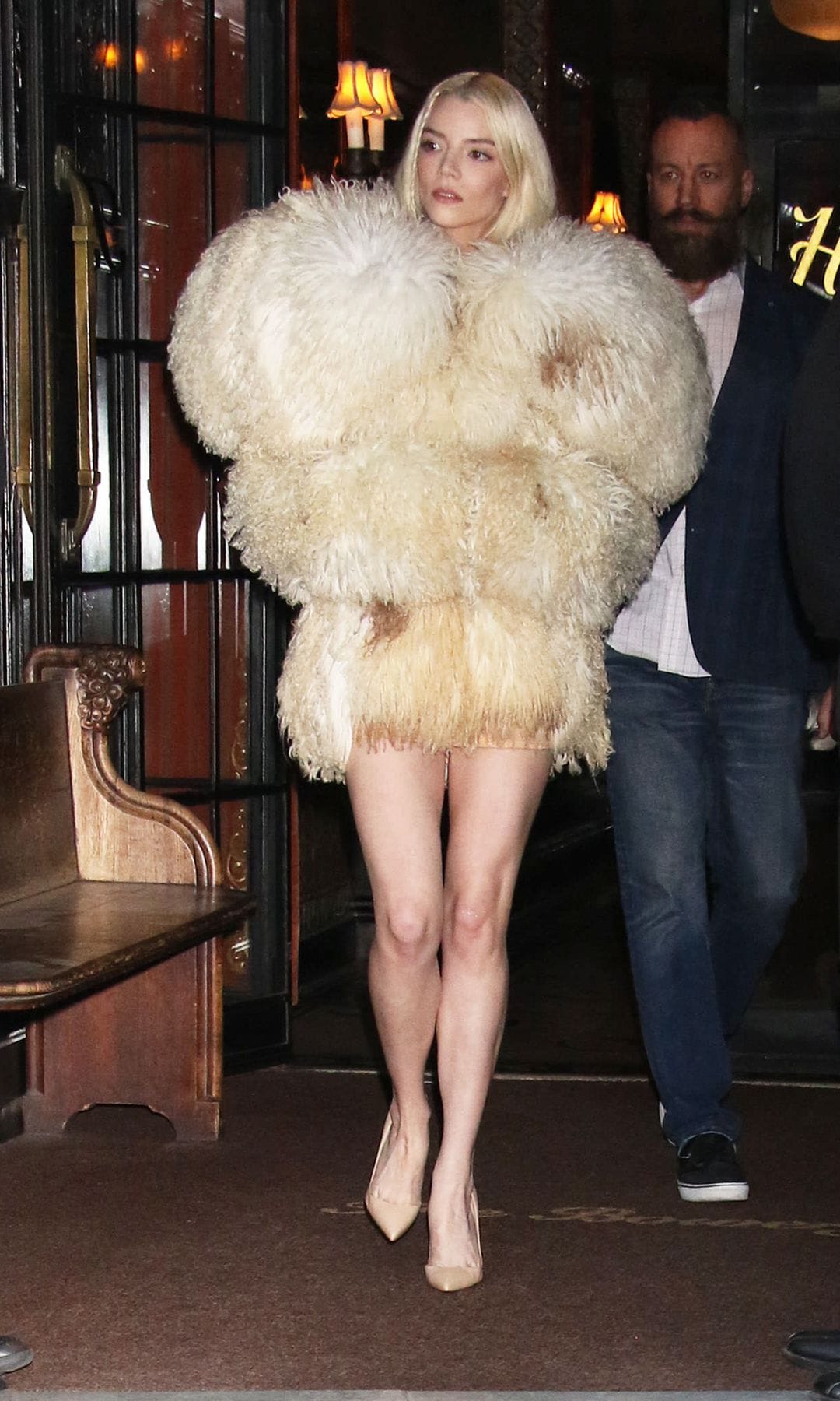 Actriz Anya Taylor-Joy es vista caminando por el Soho el 4 de febrero de 2025 en la ciudad de Nueva York.