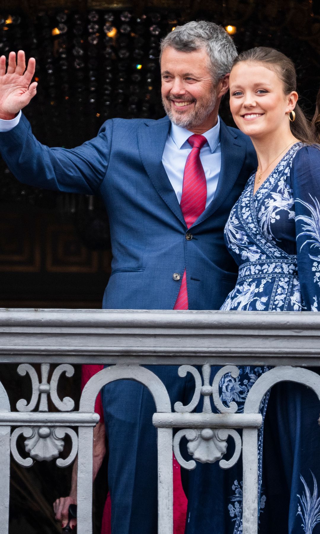 La princesa Isabella y el rey Federico durante las celebraciones por el 56 cumpleaños del soberano en el Palacio de Amalienborg, Copenhague, en mayo de 2024