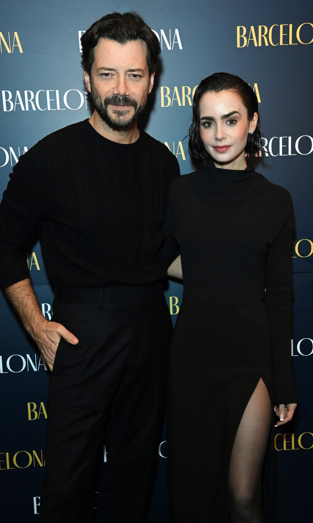 Lily Collins con vestido negro de abertura