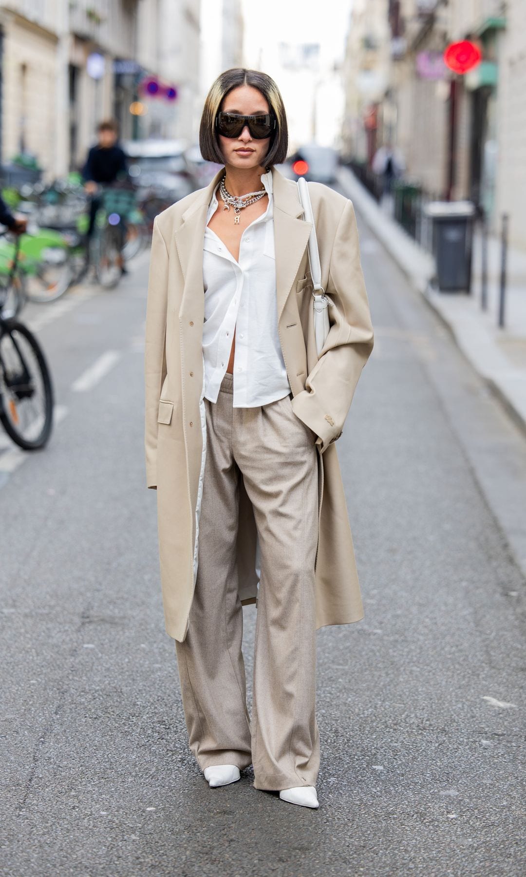 gabardina, camisa blanca y pantalon de traje