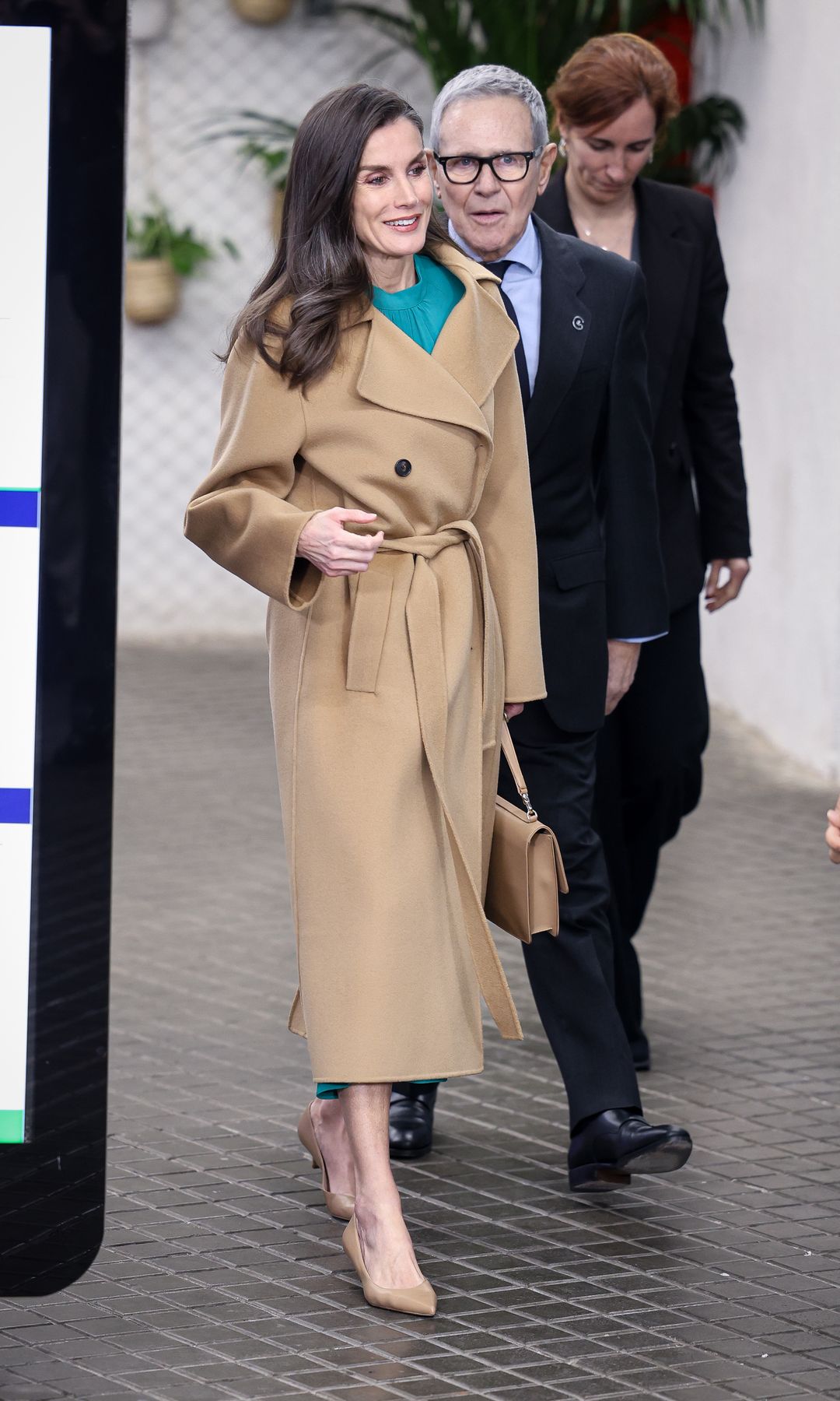 Para su entrada al evento, Letizia portó un abrigo en color camel