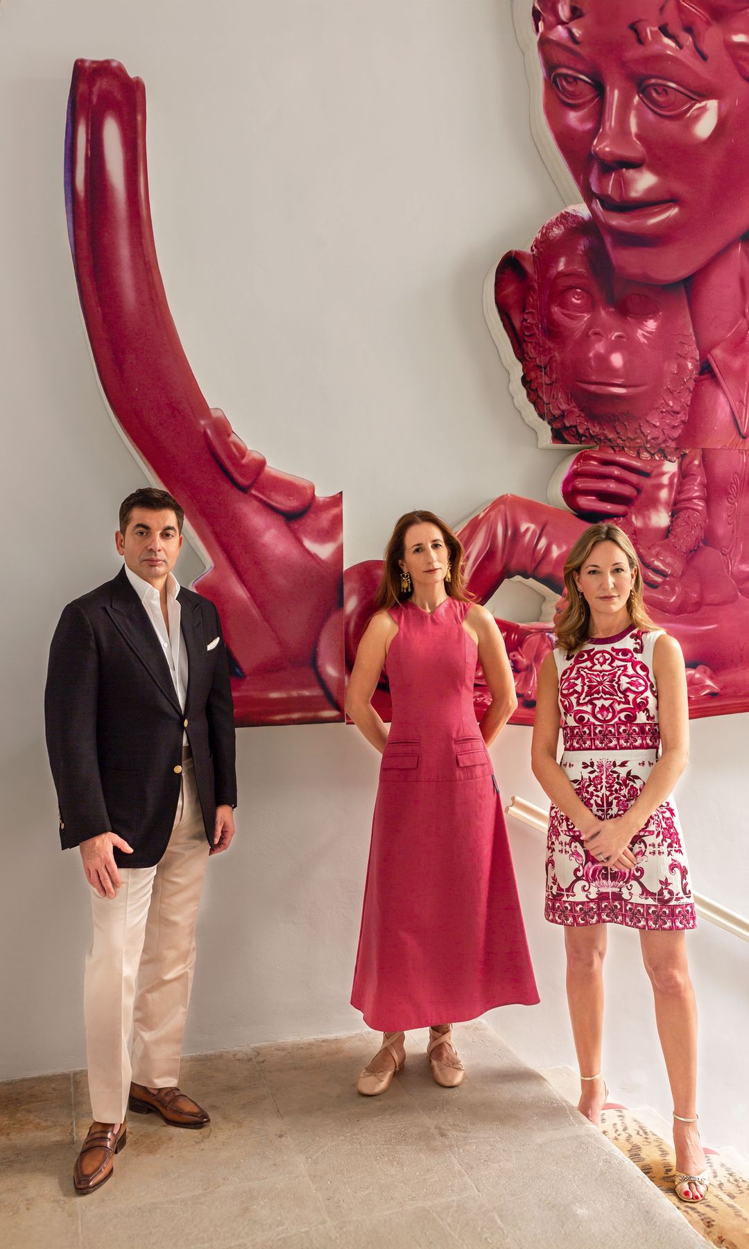 Francis con sus amigas Bona Montagu y la periodista maltesa Fiona Galea Debono, en la escalera principal, con la obra de Paul McCarthy a sus espaldas.