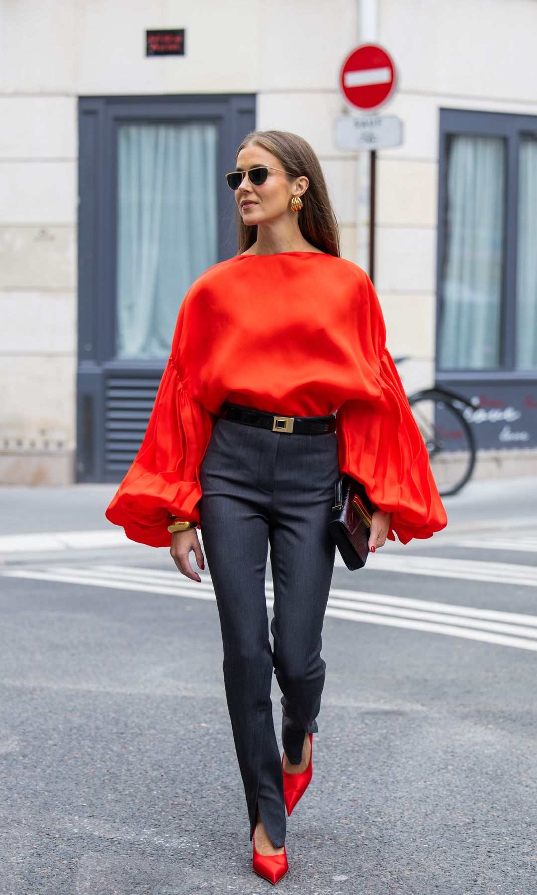 blusa roja de mangas abullonadas y pantalones tiro alto