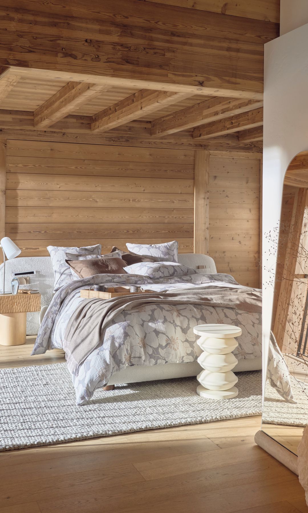 Dormitorio con paredes revestidas en madera