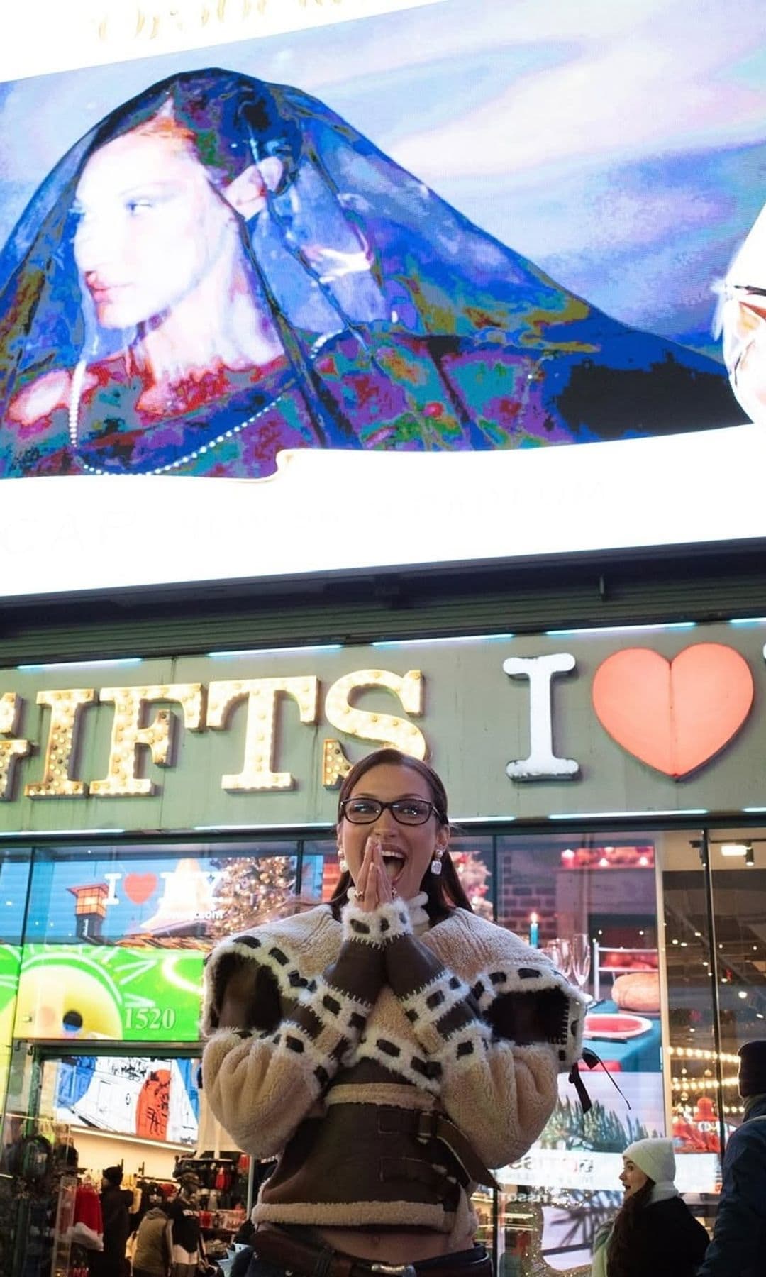 Bella Hadid en Times Square