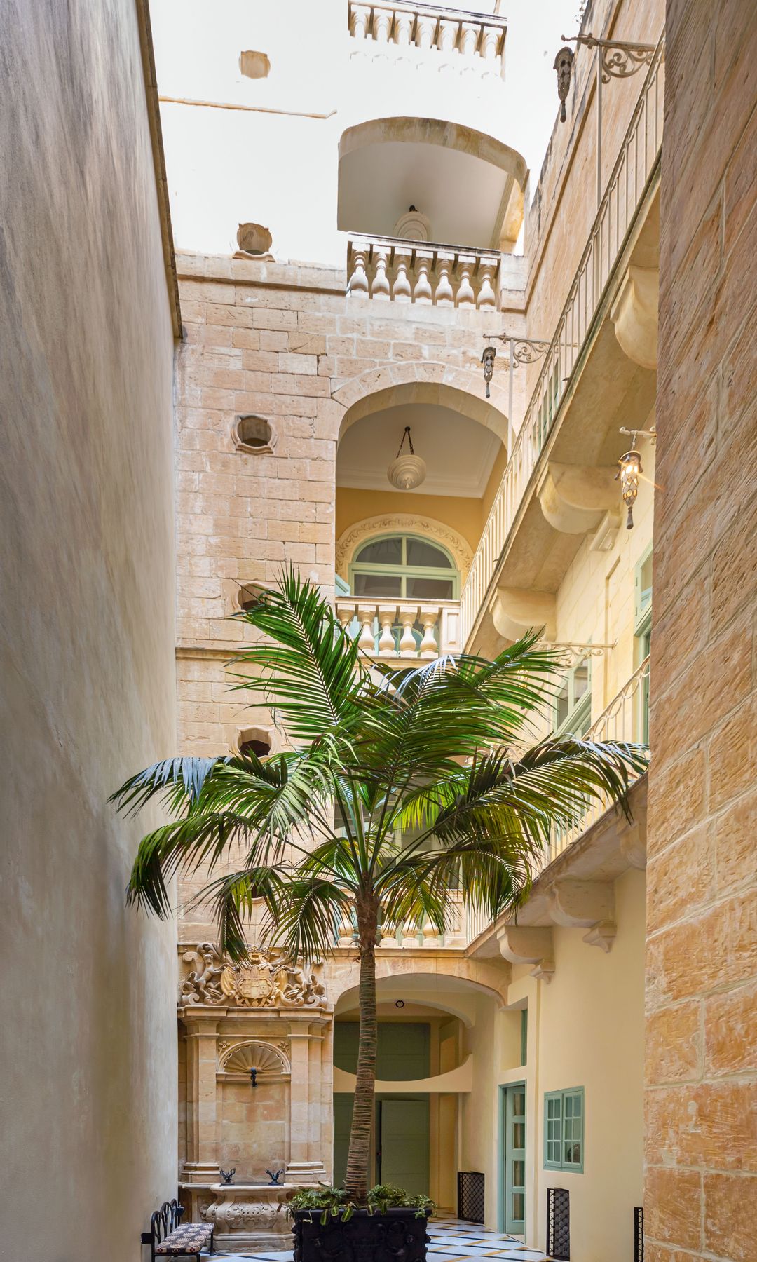 El hall de entrada del palacio, con una fuente de piedra caliza, que lleva el escudo de armas de Francisco de Torres.