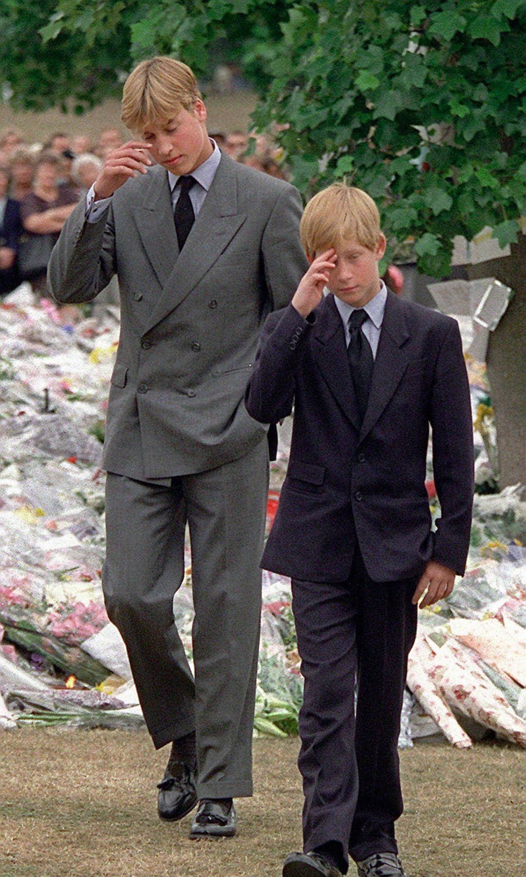 Los príncipes Guillermo y Harry llegan al Palacio de Kensington para ver las ofrendas florales tras la muerte de su madre, la princesa Diana. Fue el 5 de septiembre de 1997, es decir, cinco días después de la muerte de la primera mujer del rey Carlos III