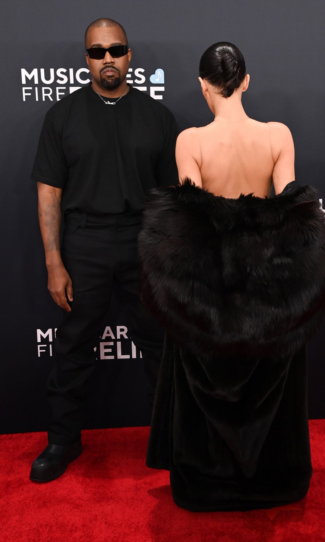 Kanye West y Bianca Censori protagonizan el momento más polémico en los Grammy 2025