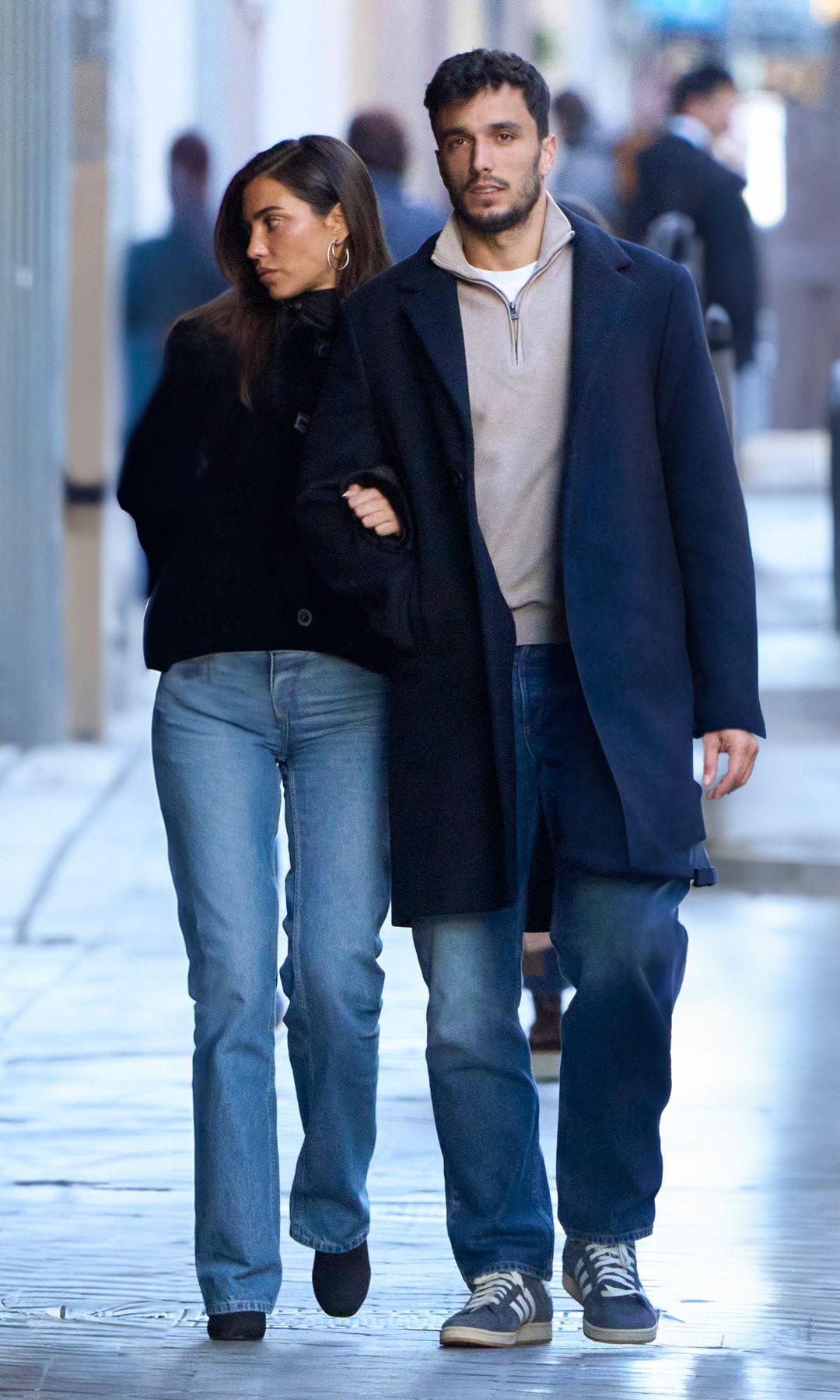 Sandra Garal y Ale Galán paseando por Madrid