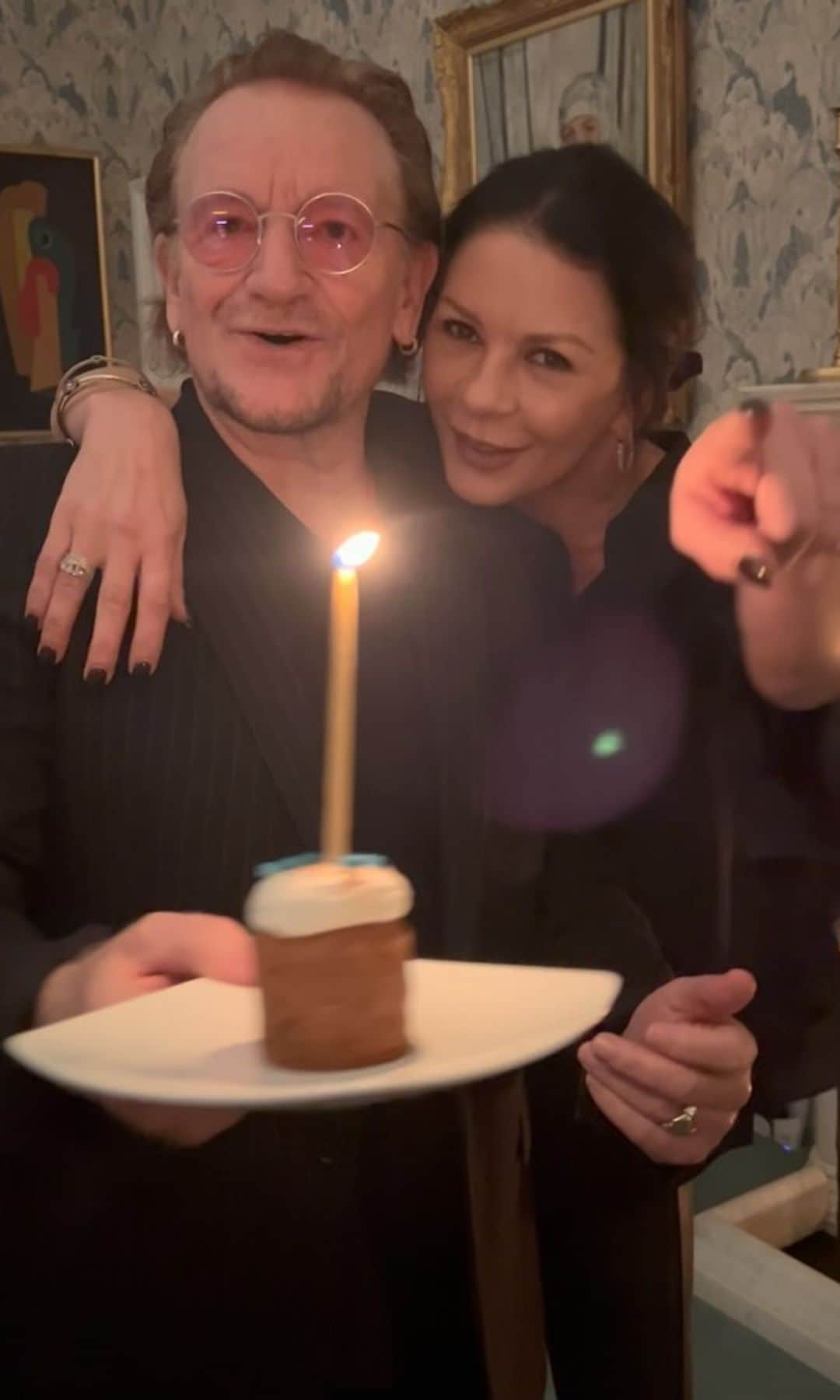 Bono y Catherine Zeta-Jones cantan 'Happy Birthday'