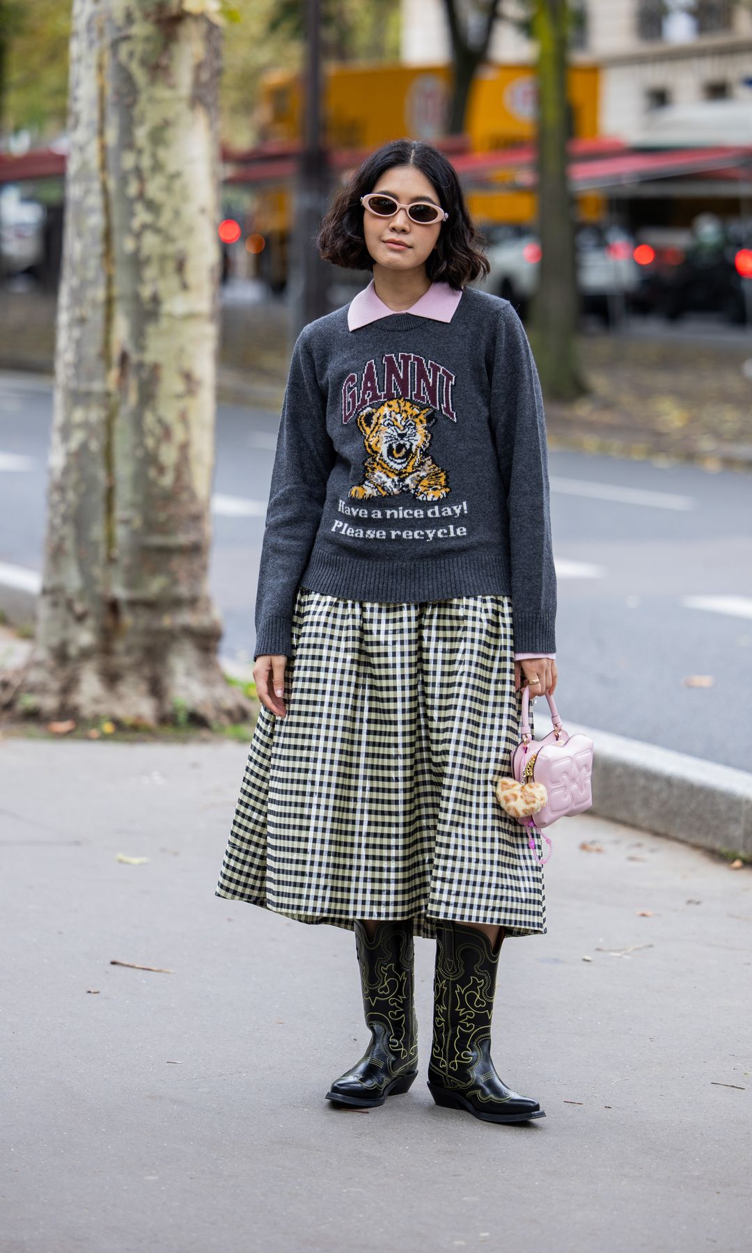 falda midi de cuadros con botas cowboy y jersey gris