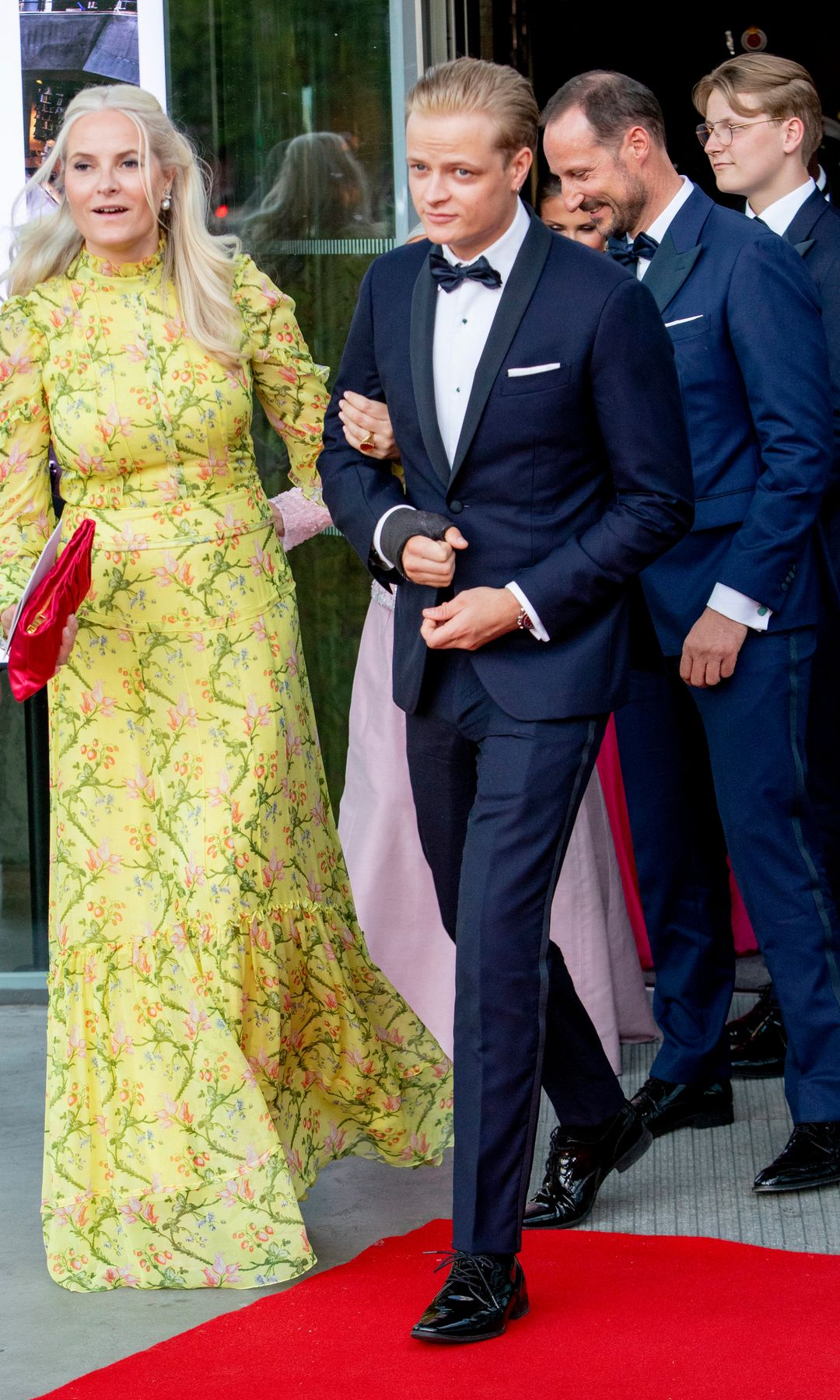 Marius Borg del brazo de su madre, la princesa Mette-Marit durante las celebraciones públicas por el 18º cumpleaños de la princesa Ingrid Alexandra, que al ser la futura reina de Noruega recibió unos festejos del más alto nivel institucional y a los que estuvieron invitados todas las autoridades del país y los miembros de todas las familias reales europeas