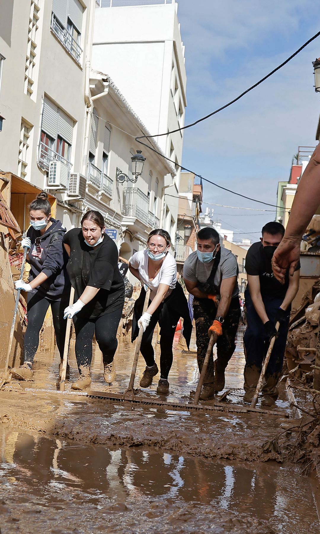 Vecinos de Paiporta limpiando