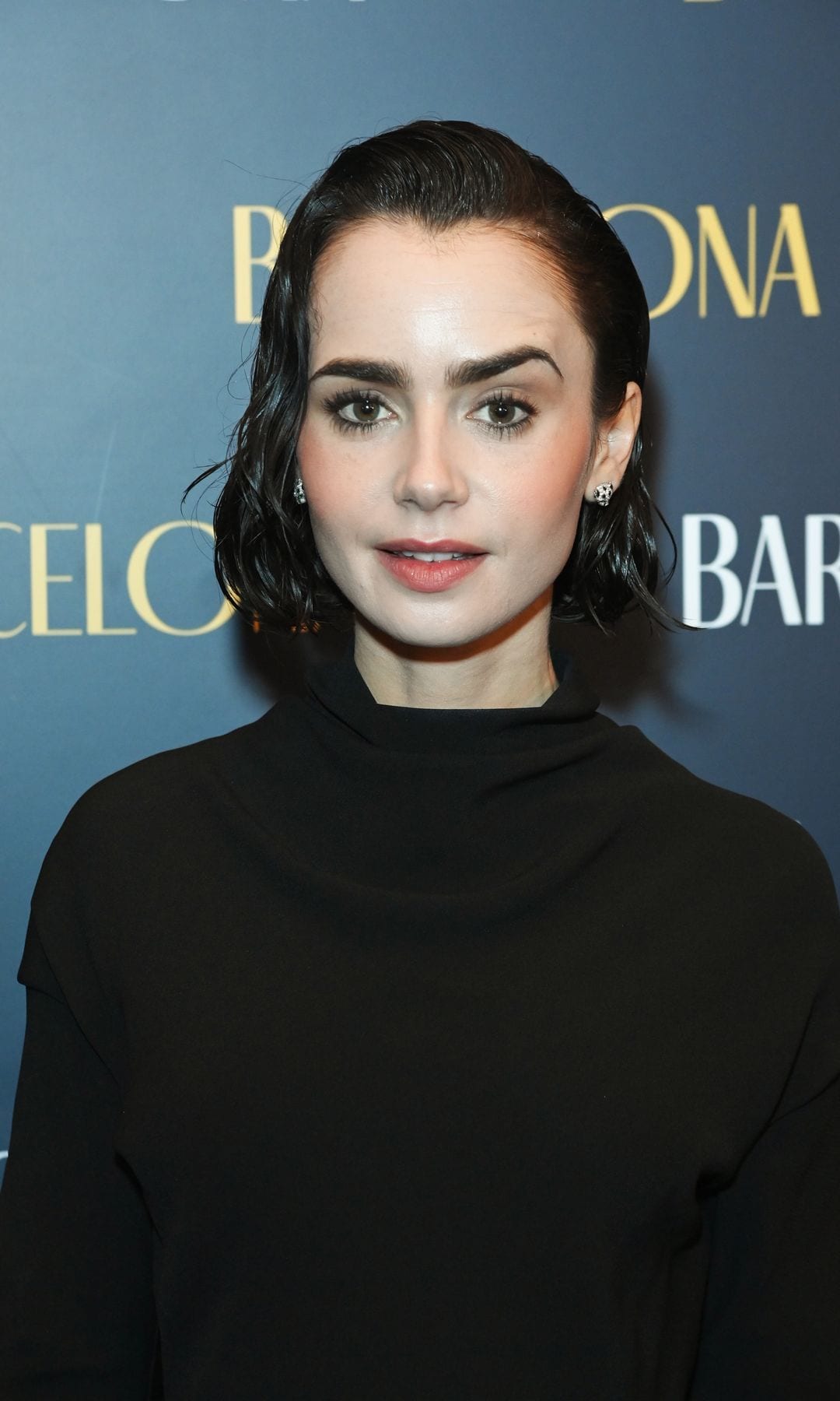 Lily Collins con vestido negro de abertura