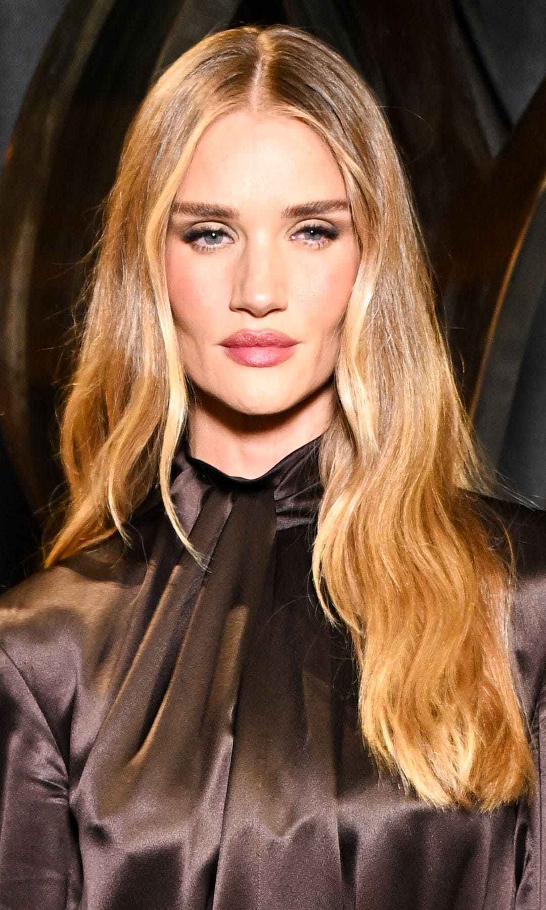 Rosie Huntington Whiteley en el desfile de Saint Laurent Primavera/Verano 2025