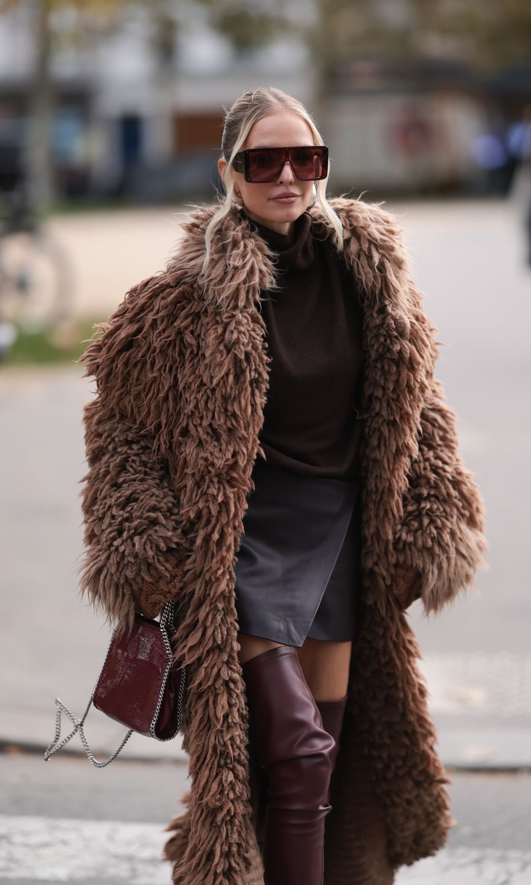 Leonie Hanne con abrigo de pelo marrón en Paris Fashion Week - Womenswear Spring/Summer 2025