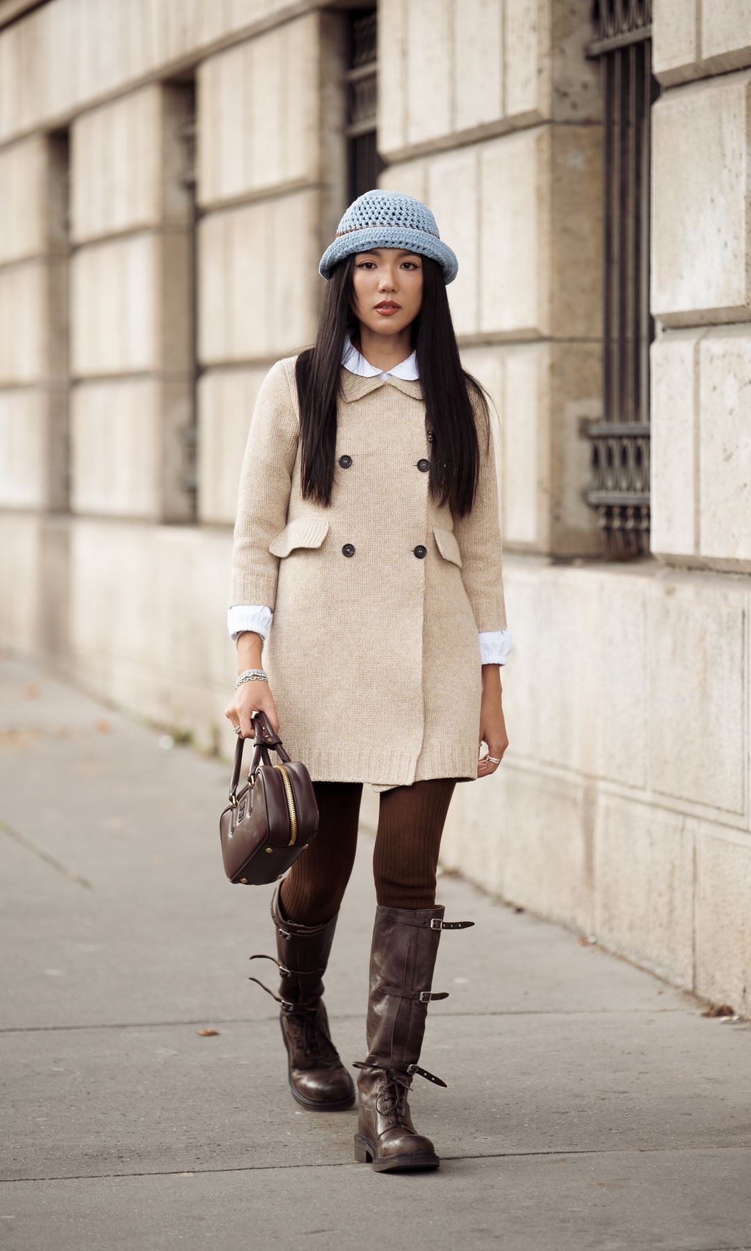 medias marrones con abrigo beige y botas biker